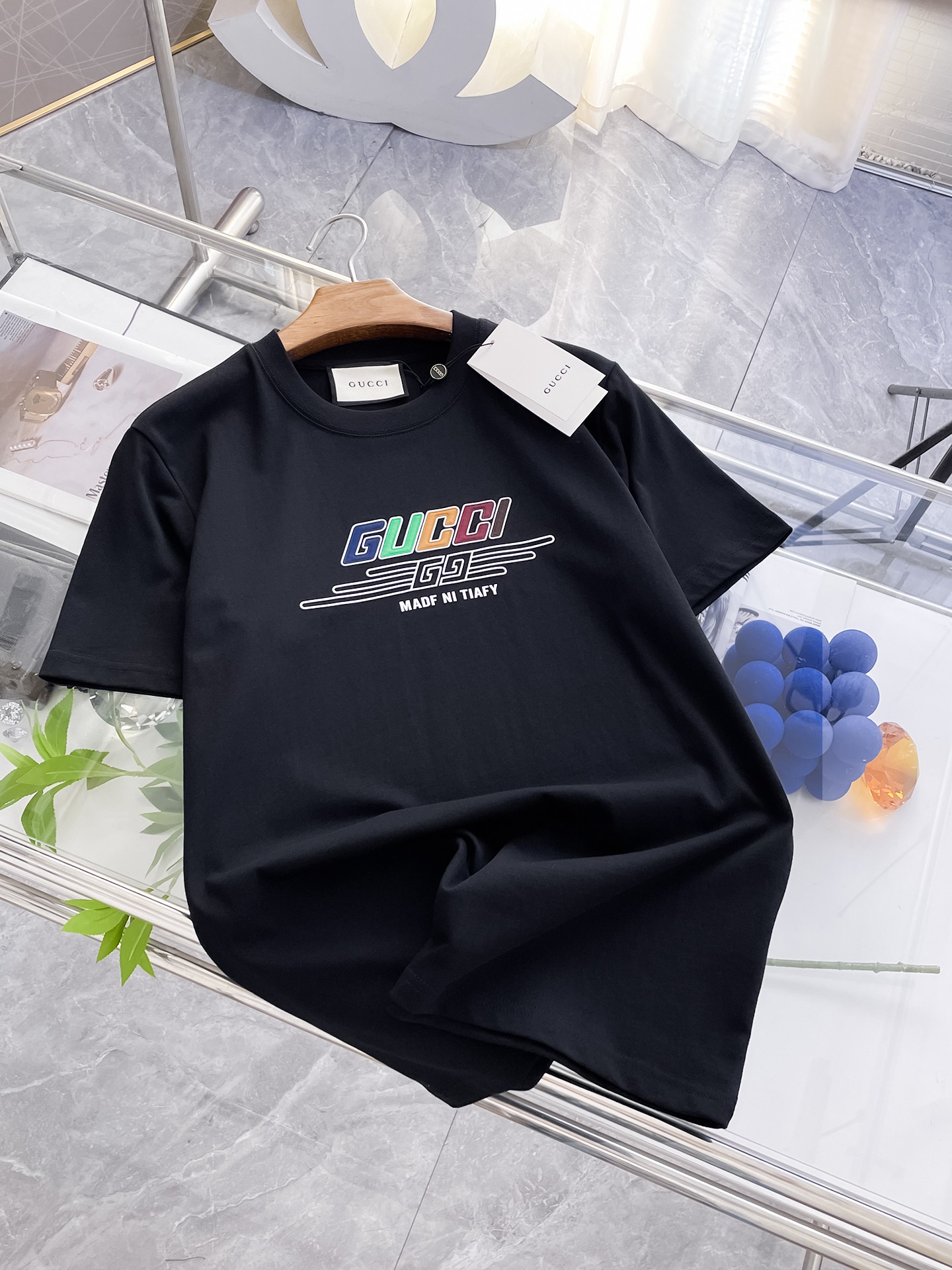 NO:158970,GUCCI Gucci New short-sleeved short-sleeved T-shirt when you go out for a daily life, wearing a custom mercerized elastic cotton fabric short-sleeved T-shirt. The charm lies in creating a simple and luxurious fashion, and feel the unique temperament of the British style at will. The loose style shows a casual and casual style. Whether it is matched with jeans or casual pants, it can show a unique personality. Size M-XXXL Color is black. White, gucci, gucci, jeans, T-shirt, tees, t-shirt, alexander wang19860909GUCCI古驰 新款短袖 日常出门闭眼搭定制丝光弹力棉面料短袖T恤 魅力在于创造了简约奢华感的时尚,随意搭配感受英式风格独特气质. 宽松的版型展现出休闲随意的风格,无论是搭配牛仔裤、休闲裤,都能展现出独特的个性 尺码M-XXXL 颜色黑. 白,,gucci,gucci,jeans,T-shirt,tees，t-shirt,alexander wang,Men's clothing