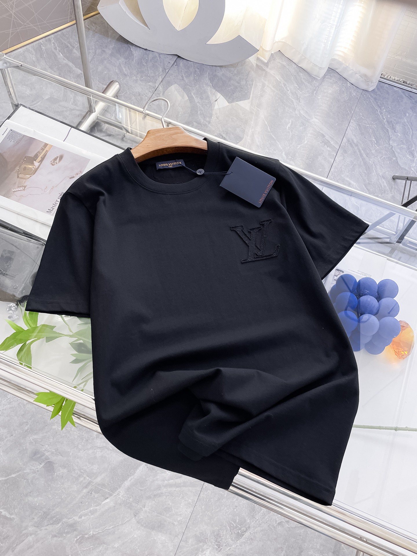 NO:158974,LV round neck short sleeve embroidery craftsmanship, back cloth embroidery is more fashionable and comfortable, high-standard customization, very stylish upper body, customer-supplied auxiliary materials, imported high-end fabric with very delicate texture, exquisite details and exquisite craftsmanship, extremely shaping item, can be matched with any fashion, super good style, a must-have item for trendy men Size M-XXXL Color black. White, louis vuitton, T-shirt, alexander wang19860909LV 圆领短袖全新刺绣工艺,后幅本布绣更加时尚舒适,高标准定制,上身非常有型, 客供辅料,客供进口高档面料质感非常细腻,细节工艺精湛考究,塑造性极高的一款单品,任何时装都可以搭配,版型超级好 潮男必备单品 尺码M-XXXL 颜色黑. 白,,louis vuitton,T-shirt,alexander wang,Men's clothing