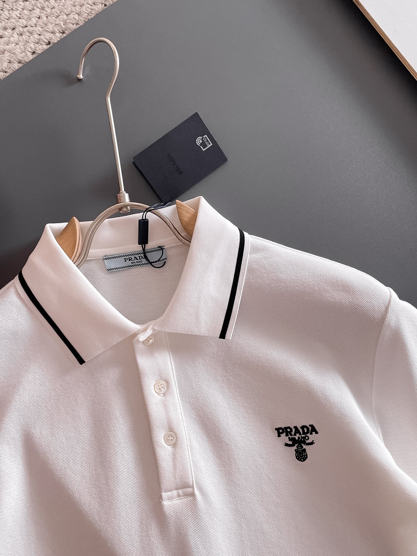 普拉达新款网眼珠地棉布翻领短Tee，男士经典标识刺绣商务休闲短袖Polo衫，客供面料进口100%密织珠地