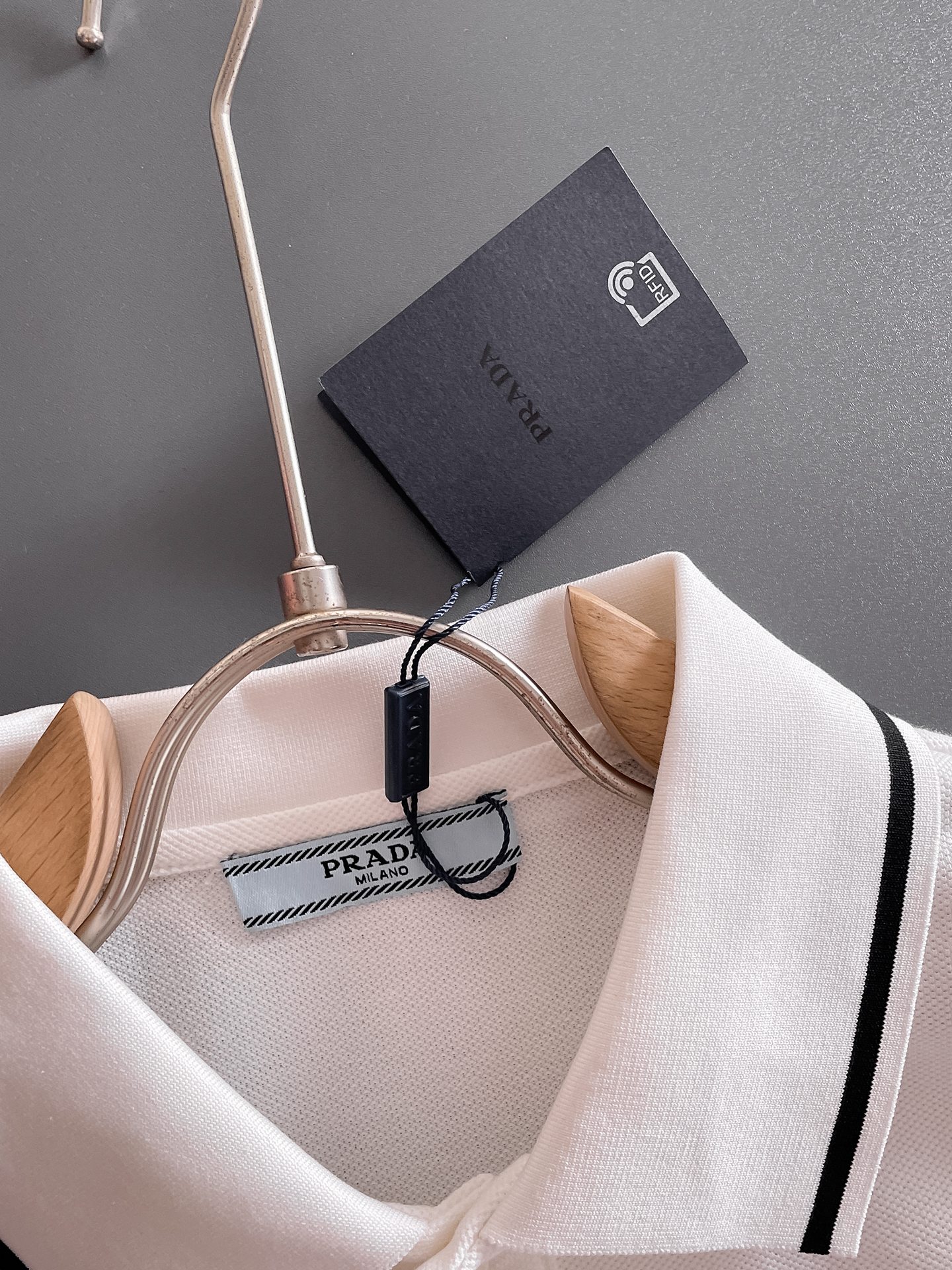 普拉达新款网眼珠地棉布翻领短Tee，男士经典标识刺绣商务休闲短袖Polo衫，客供面料进口100%密织珠地