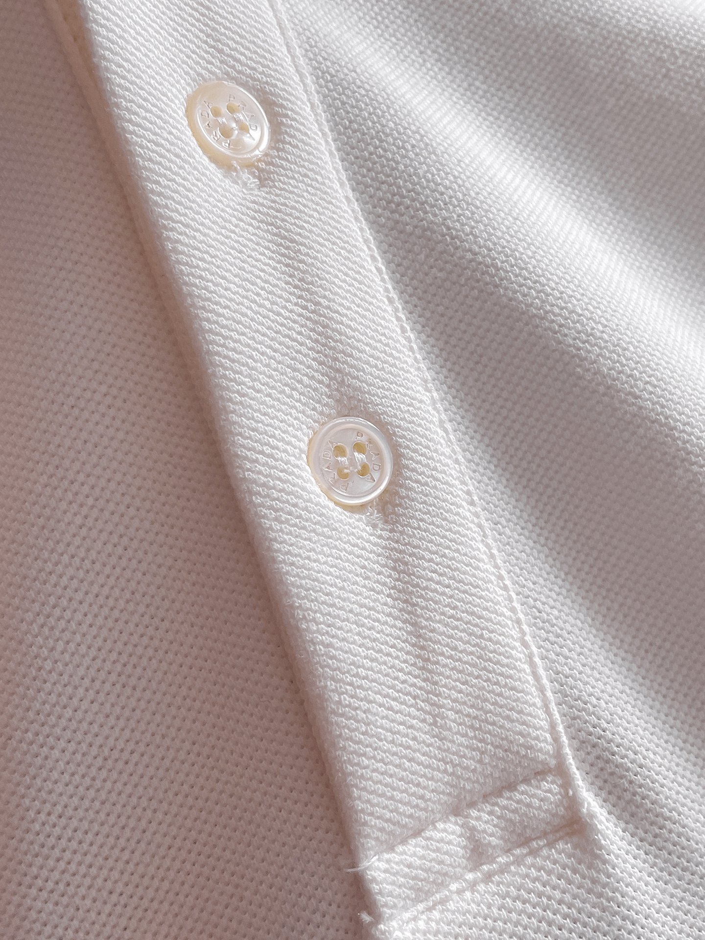 普拉达新款网眼珠地棉布翻领短Tee，男士经典标识刺绣商务休闲短袖Polo衫，客供面料进口100%密织珠地