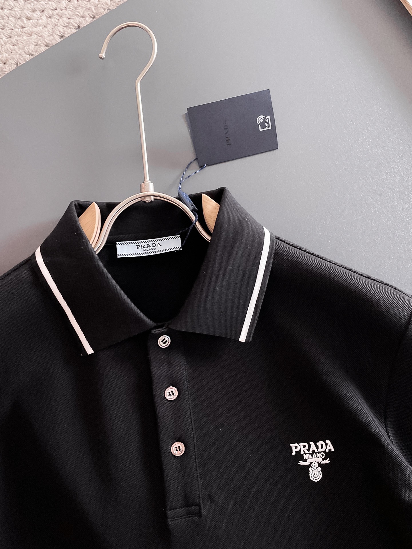 普拉达新款网眼珠地棉布翻领短Tee，男士经典标识刺绣商务休闲短袖Polo衫，客供面料进口100%密织珠地