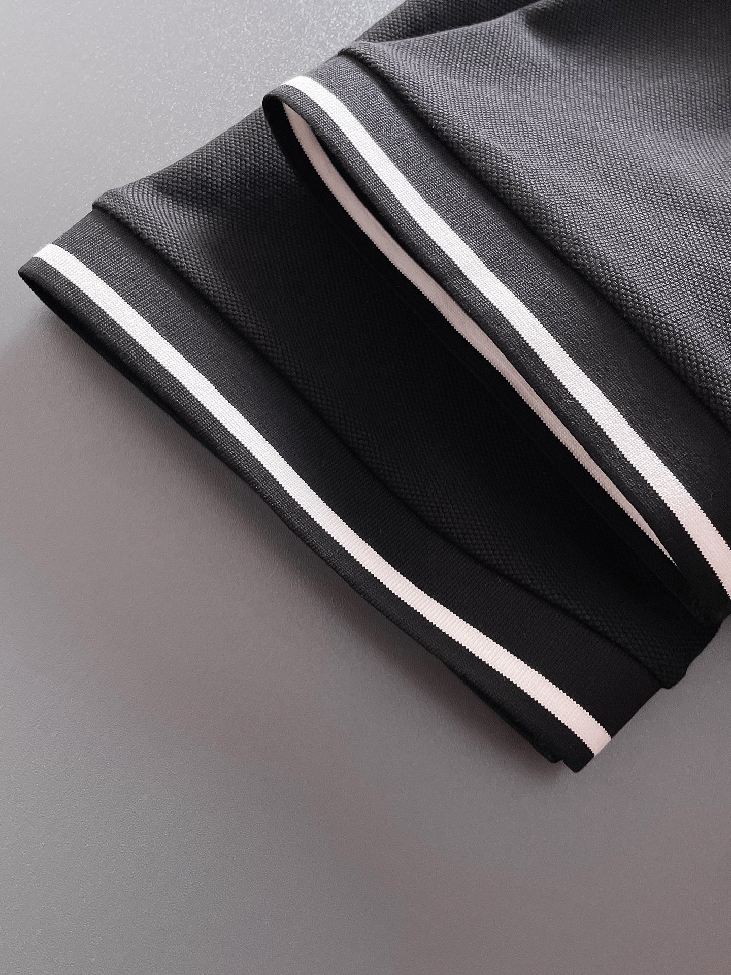 普拉达新款网眼珠地棉布翻领短Tee，男士经典标识刺绣商务休闲短袖Polo衫，客供面料进口100%密织珠地