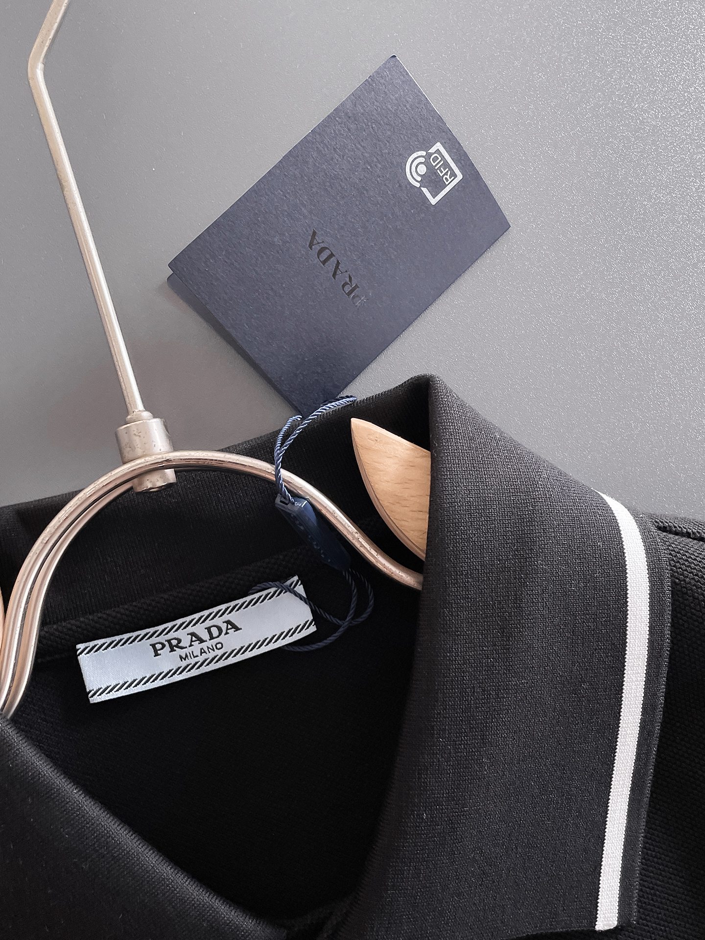 普拉达新款网眼珠地棉布翻领短Tee，男士经典标识刺绣商务休闲短袖Polo衫，客供面料进口100%密织珠地