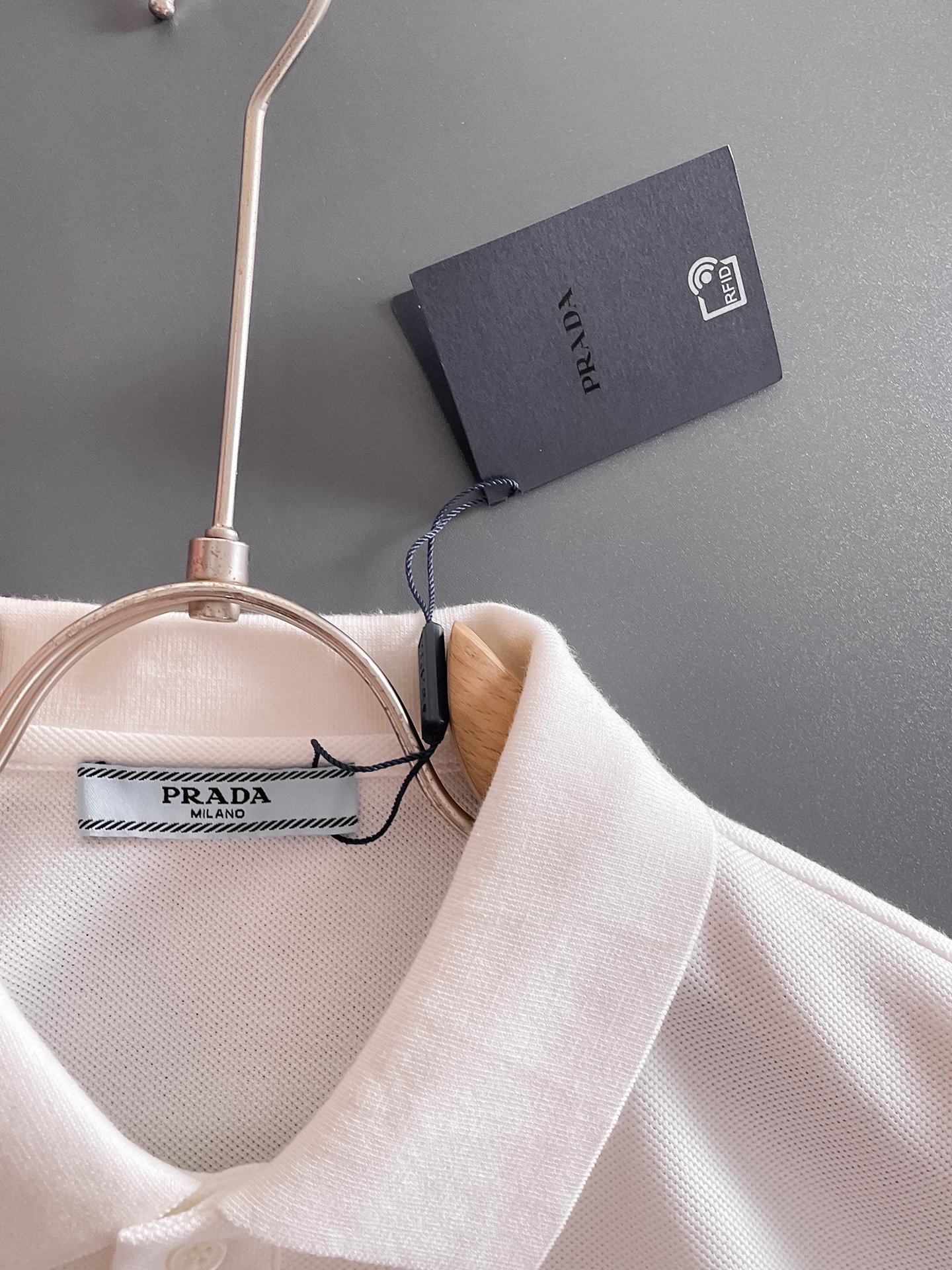 普拉达新款网眼珠地棉布翻领短Tee，男士经典标识刺绣商务休闲短袖Polo衫，客供面料进口100%密织珠地