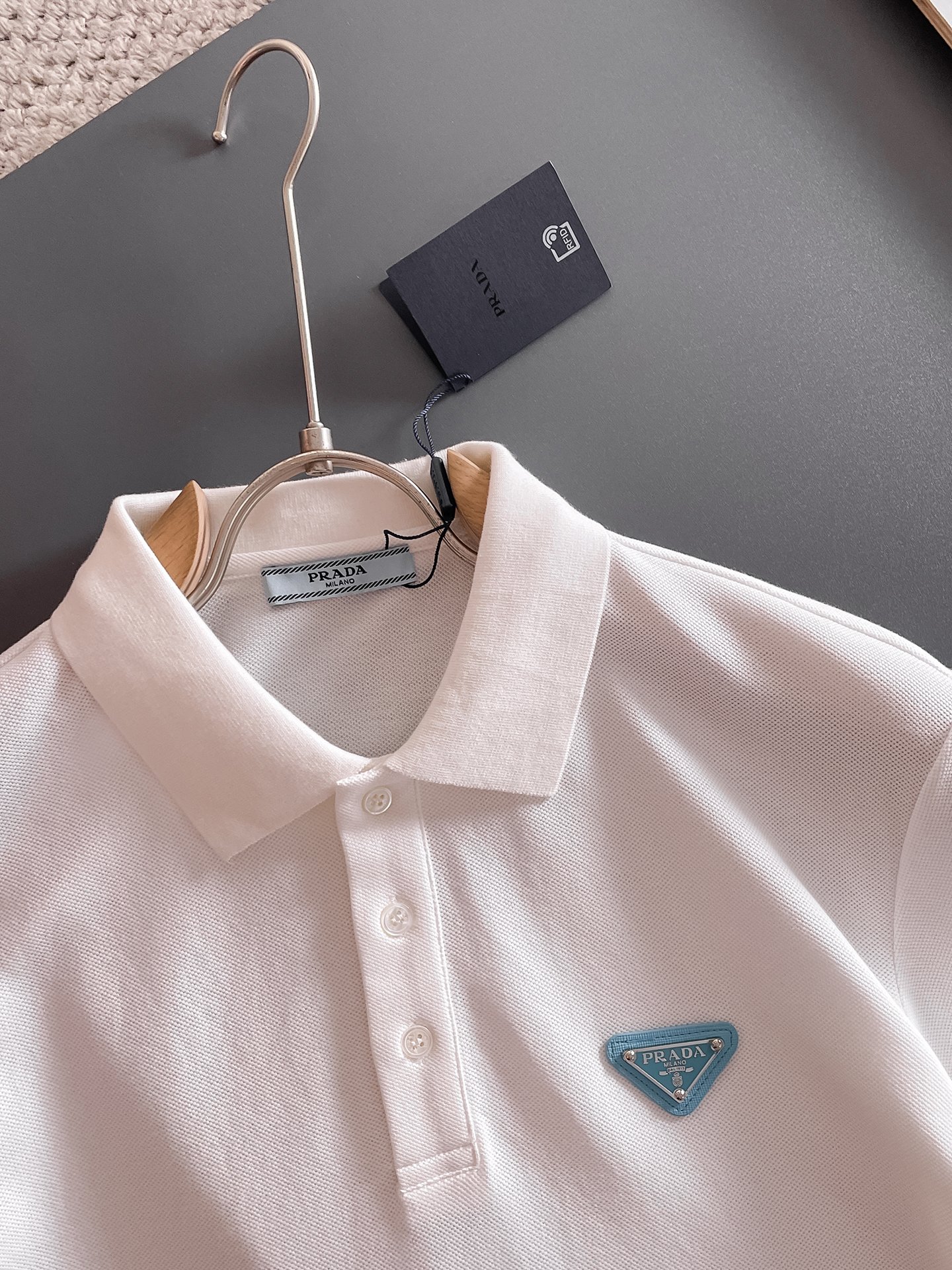 普拉达新款网眼珠地棉布翻领短Tee，男士经典标识刺绣商务休闲短袖Polo衫，客供面料进口100%密织珠地