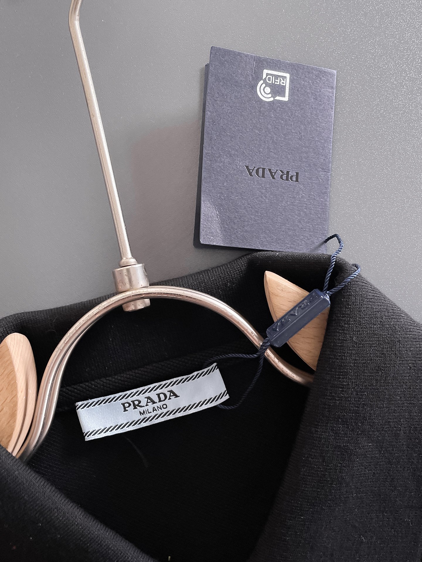 普拉达新款网眼珠地棉布翻领短Tee，男士经典标识刺绣商务休闲短袖Polo衫，客供面料进口100%密织珠地