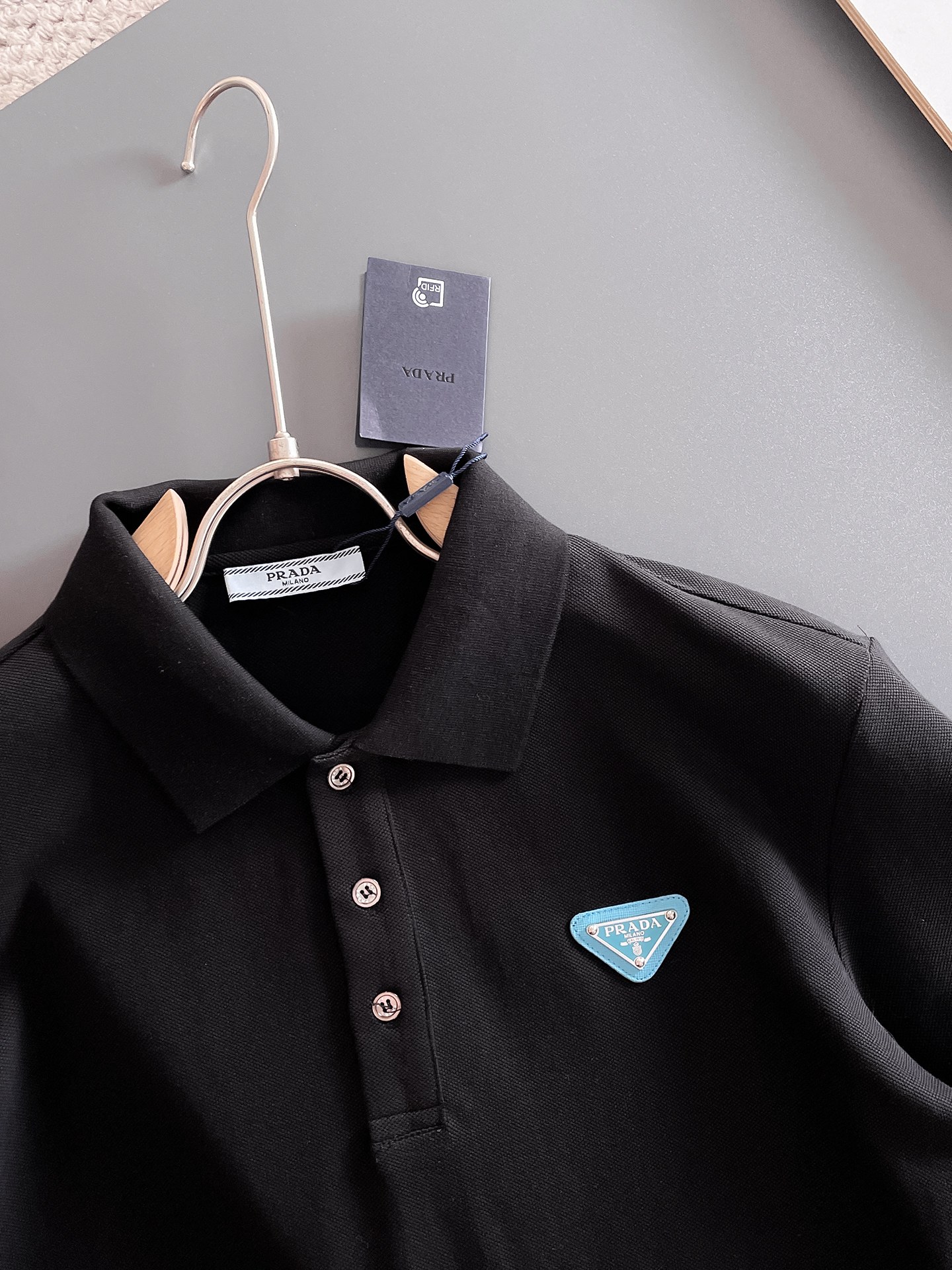 普拉达新款网眼珠地棉布翻领短Tee，男士经典标识刺绣商务休闲短袖Polo衫，客供面料进口100%密织珠地