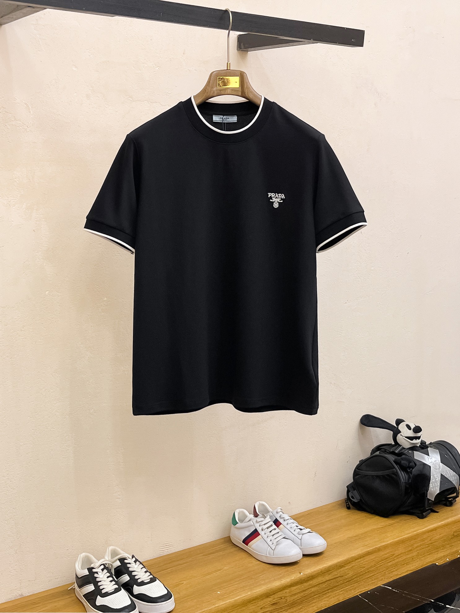 NO:413453,Prada's new mesh flooring cotton cloth with a round neck short T-neck, made of tightly woven bead flooring cotton cloth imported from customer-supplied fabric. The fabric feels solid and elastic, which is different from the soft and roughness of ordinary bead flooring cotton. The surface texture is delicate and the structure is very exquisite and high-quality, with excellent comfort and breathability!  The classic logo embroidery on the chest enhances the overall visual aesthetic, full of fashion and vitality, perfectly follows the classic brand tone, and is high-end and easily highlights the temperament!  Contrast color design of neckline and cuffs Color black. White Size M-XXXL, prada, alexander wang19860909普拉达新款网眼珠地棉布圆领短T,客供面料进口密织珠地棉布制成,面料手感瓷实富有弹力,区别于普通珠地棉的软塌粗糙,表面肌理构造细腻,细品非常精致高级,舒适性与透气性绝佳！胸前经典Logo刺绣,点缀提升了整体视觉审美,充满时髦和活力感,完美沿袭了经典品牌基调,高级且极易凸显气质的类型！领口和袖口撞色设计 颜色黑色.白色 尺码M-XXXL,,prada,alexander wang,Men's clothing