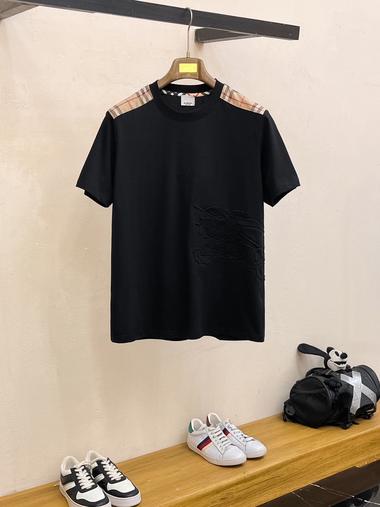 NO:413461,Burberry is a new summer product, fashionable single product design, more fashionable and comfortable, high-standard customization, very stylish upper body, customer-supplied auxiliary materials, customer-supplied imported high-end fabric with very delicate texture, exquisite details and exquisite craftsmanship, extremely shaping item, can be matched with any fashion, super good style, a must-have item for trendy men Size M-XXXL Color black. White, burberry, alexander wang19860909巴宝莉 夏季新品,时尚单品设计,更加时尚舒适,高标准定制,上身非常有型,客供辅料,客供进口高档面料质感非常细腻,细节工艺精湛考究,塑造性极高的一款单品,任何时装都可以搭配,版型超级好 潮男必备单品 尺码M-XXXL 颜色黑. 白,,burberry,alexander wang,Men's clothing