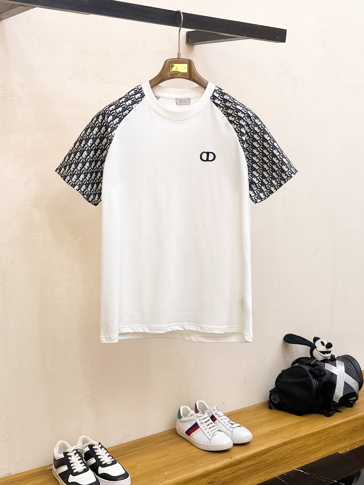 NO:413468,Dior Summer new product, classic logo embroidery crafts fashion item design, more fashionable and comfortable, high-standard customization, very stylish upper body, customer-supplied auxiliary materials, customer-supplied imported high-end fabric with very delicate texture, exquisite details and exquisite craftsmanship, extremely shaping item, can be matched with any fashion, super good style, a must-have item for trendy men Size M-XXXL Color black. White, dior, alexander wang19860909迪奥 夏季新品,胸口经典logo刺绣工艺时尚单品设计,更加时尚舒适,高标准定制,上身非常有型,客供辅料,客供进口高档面料质感非常细腻,细节工艺精湛考究,塑造性极高的一款单品,任何时装都可以搭配,版型超级好 潮男必备单品 尺码M-XXXL 颜色黑. 白,,dior,alexander wang,Men's clothing