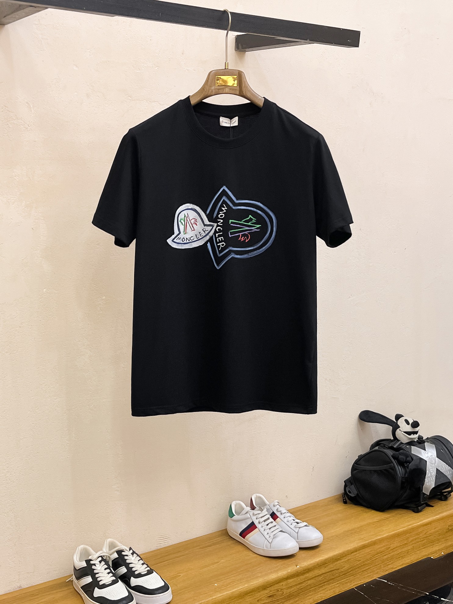 NO:413478,A new summer product, artificial hand-painted craftsmanship fashion item design, more fashionable and comfortable, high-standard customization, very stylish upper body, customer-supplied auxiliary materials, customer-supplied imported high-end fabric with very delicate texture, exquisite details and exquisite craftsmanship, extremely shaping item, can be matched with any fashion, super good style, a must-have item for trendy men Size M-XXXL Color black. White, Moncler, alexander wang19860909蒙口 夏季新品,人工手绘工艺时尚单品设计,更加时尚舒适,高标准定制,上身非常有型,客供辅料,客供进口高档面料质感非常细腻,细节工艺精湛考究,塑造性极高的一款单品,任何时装都可以搭配,版型超级好 潮男必备单品 尺码M-XXXL 颜色黑. 白,,Moncler,alexander wang,Men's clothing