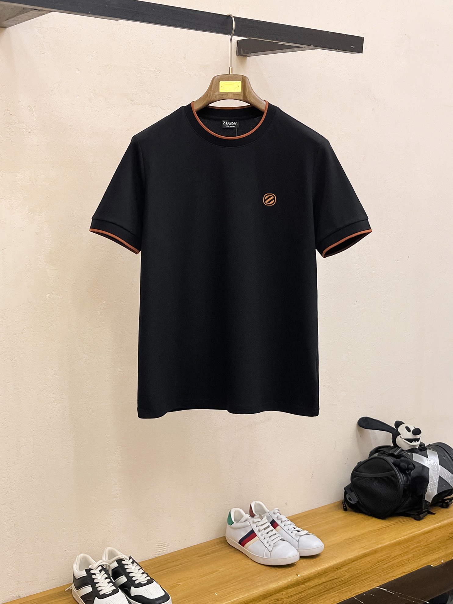 NO:413417,Jínia's new mesh flooring cotton cloth with a round neck short T-neck, made of tightly woven bead flooring cotton cloth imported from customer-supplied fabric. The fabric feels solid and elastic, which is different from the soft and roughness of ordinary bead flooring cotton. The surface texture is delicate and the structure is very exquisite and high-end. It has excellent comfort and breathability!  The classic logo embroidery on the chest enhances the overall visual aesthetic, full of fashion and vitality, perfectly follows the classic brand tone, and is high-end and easily highlights the temperament!  Contrast color design of neckline and cuffs Color black. White Size M-XXXL, zegna, alexander wang19860909杰尼亚新款网眼珠地棉布圆领短T,客供面料进口密织珠地棉布制成,面料手感瓷实富有弹力,区别于普通珠地棉的软塌粗糙,表面肌理构造细腻,细品非常精致高级,舒适性与透气性绝佳！胸前经典Logo刺绣,点缀提升了整体视觉审美,充满时髦和活力感,完美沿袭了经典品牌基调,高级且极易凸显气质的类型！领口和袖口撞色设计 颜色黑色.白色 尺码M-XXXL,,zegna,alexander wang,Men's clothing