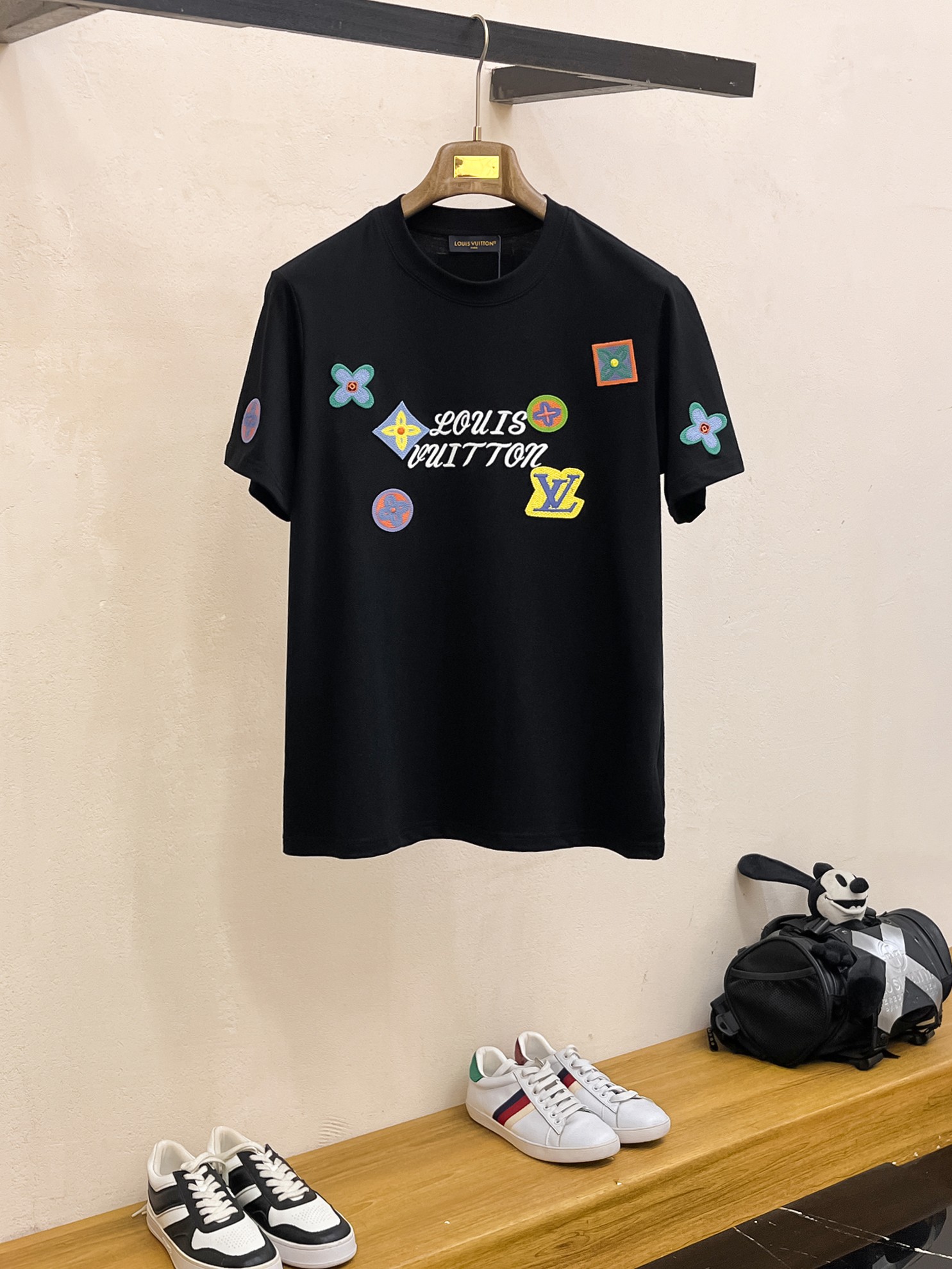 NO:413423,LV summer new product, fashion item design for embroidery crafts, more fashionable and comfortable, high-standard customization, very stylish upper body, customer-supplied auxiliary materials, customer-supplied imported high-end fabric with very delicate texture, exquisite details and exquisite craftsmanship, extremely shaping item, can be matched with any fashion, super good style, a must-have item for trendy men Size M-XXXL Color black. White,,louis vuitton,alexander wang19860909LV 夏季新品,绣花工艺时尚单品设计,更加时尚舒适,高标准定制,上身非常有型,客供辅料,客供进口高档面料质感非常细腻,细节工艺精湛考究,塑造性极高的一款单品,任何时装都可以搭配,版型超级好 潮男必备单品 尺码M-XXXL 颜色黑. 白,,louis vuitton,alexander wang,Men's clothing