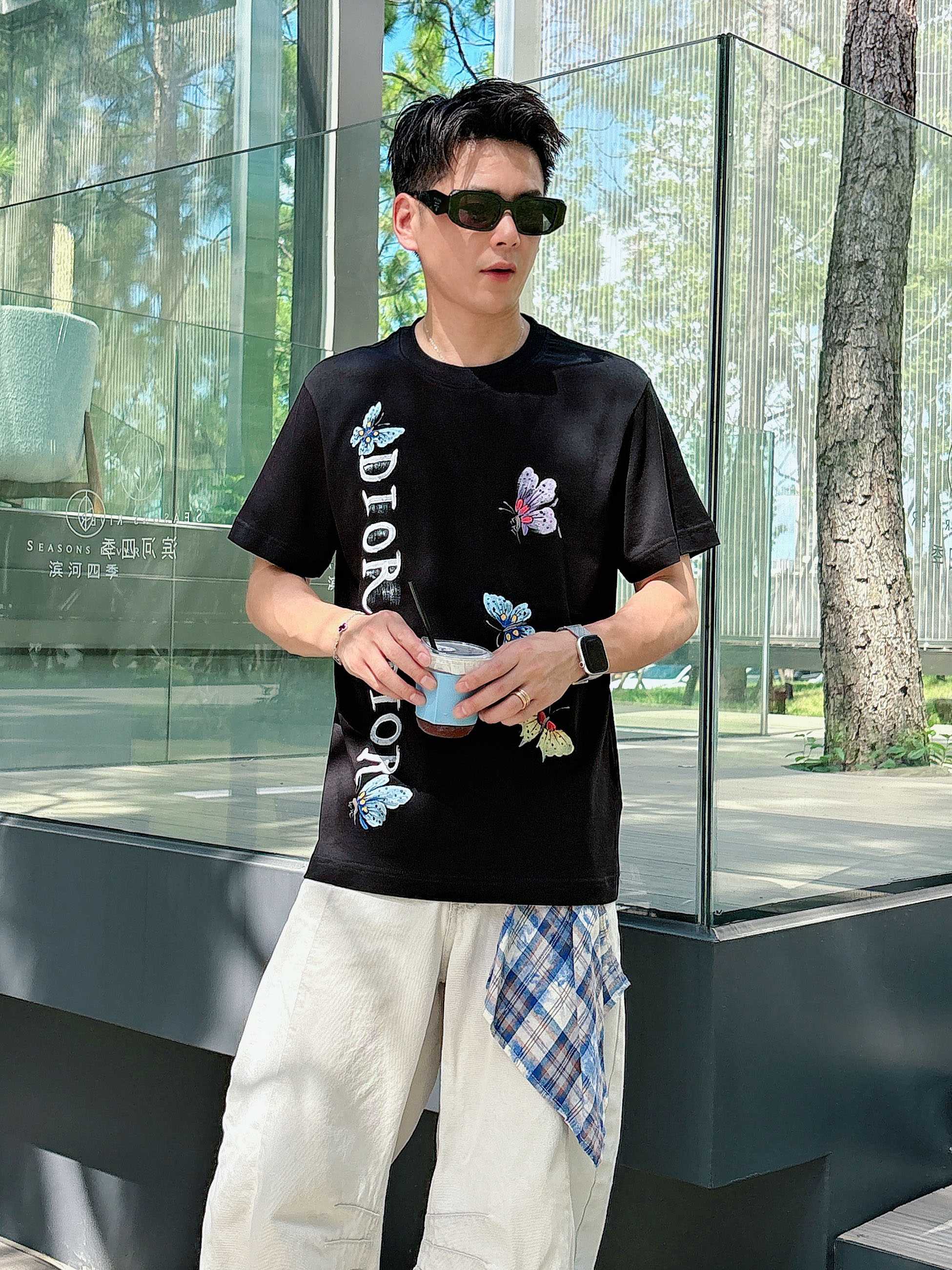 NO:446452,Dior Summer new product, high-standard customization of hand-painted craftsmanship, very stylish upper body, customer-supplied auxiliary materials, customer-supplied imported high-end fabric with very delicate texture, exquisite details and exquisite craftsmanship, extremely shaping, can be matched with any fashion, super good style, a must-have item for trendy men Size M-XXXL Color black. White, dior, alexander wang19860909迪奥 夏季新品,手绘工艺高标准定制,上身非常有型,客供辅料,客供进口高档面料质感非常细腻,细节工艺精湛考究,塑造性极高的一款单品,任何时装都可以搭配,版型超级好 潮男必备单品 尺码M-XXXL 颜色黑. 白,,dior,alexander wang,Men's clothing