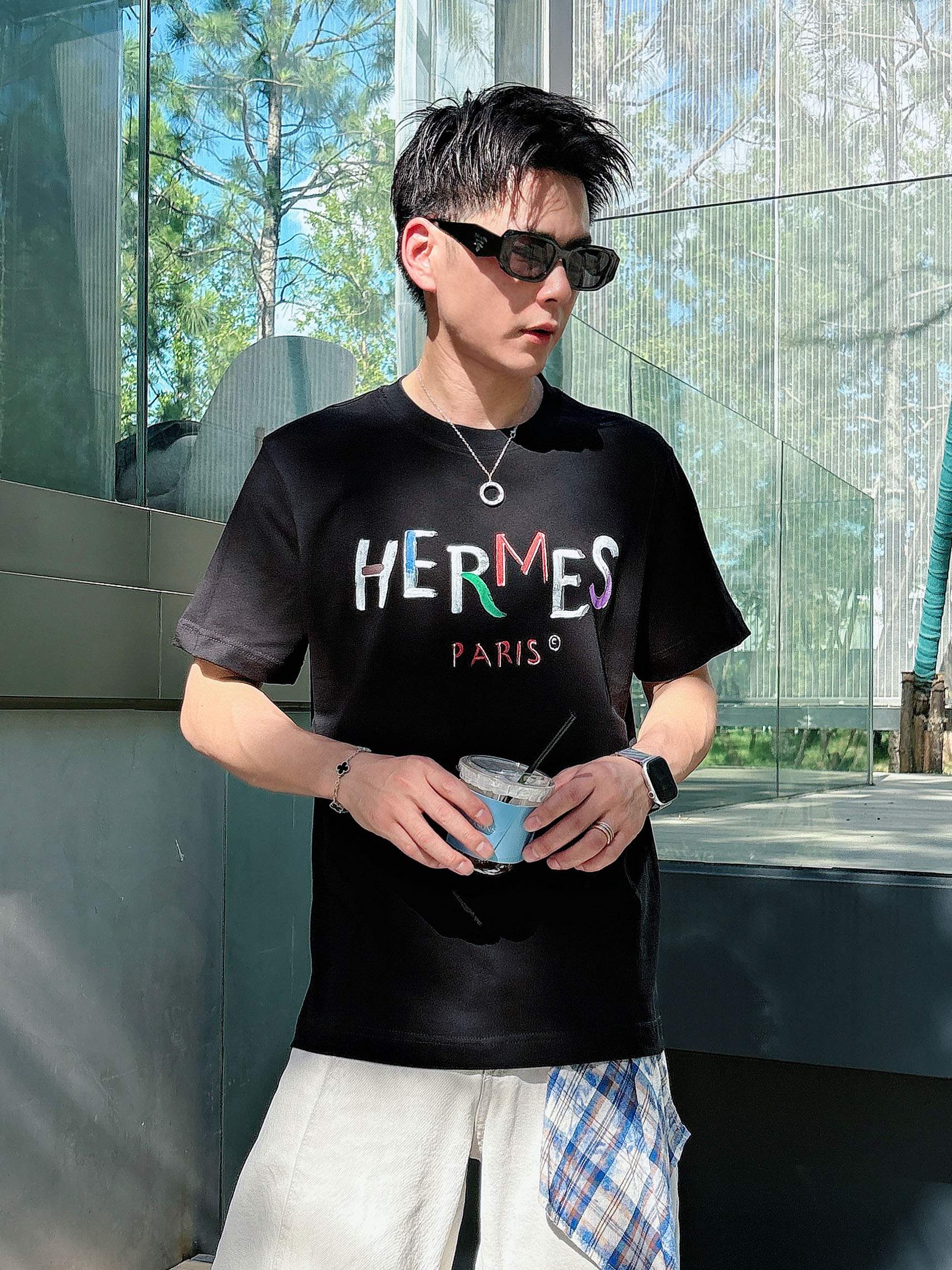 NO:446424,Hermes is a new summer product, with high standard customization of hand-painted craftsmanship, very stylish upper body, customer-supplied auxiliary materials, customer-supplied imported high-end fabric with very delicate texture, exquisite details and exquisite craftsmanship, and extremely shaping. It can be matched with any fashion, and the style is super good. A must-have item for trendy men. Size M-XXXL. Color is black. White, hermes, alexander wang19860909爱马仕 夏季新品,手绘工艺高标准定制,上身非常有型,客供辅料,客供进口高档面料质感非常细腻,细节工艺精湛考究,塑造性极高的一款单品,任何时装都可以搭配,版型超级好 潮男必备单品 尺码M-XXXL 颜色黑. 白,,hermes,alexander wang,Men's clothing