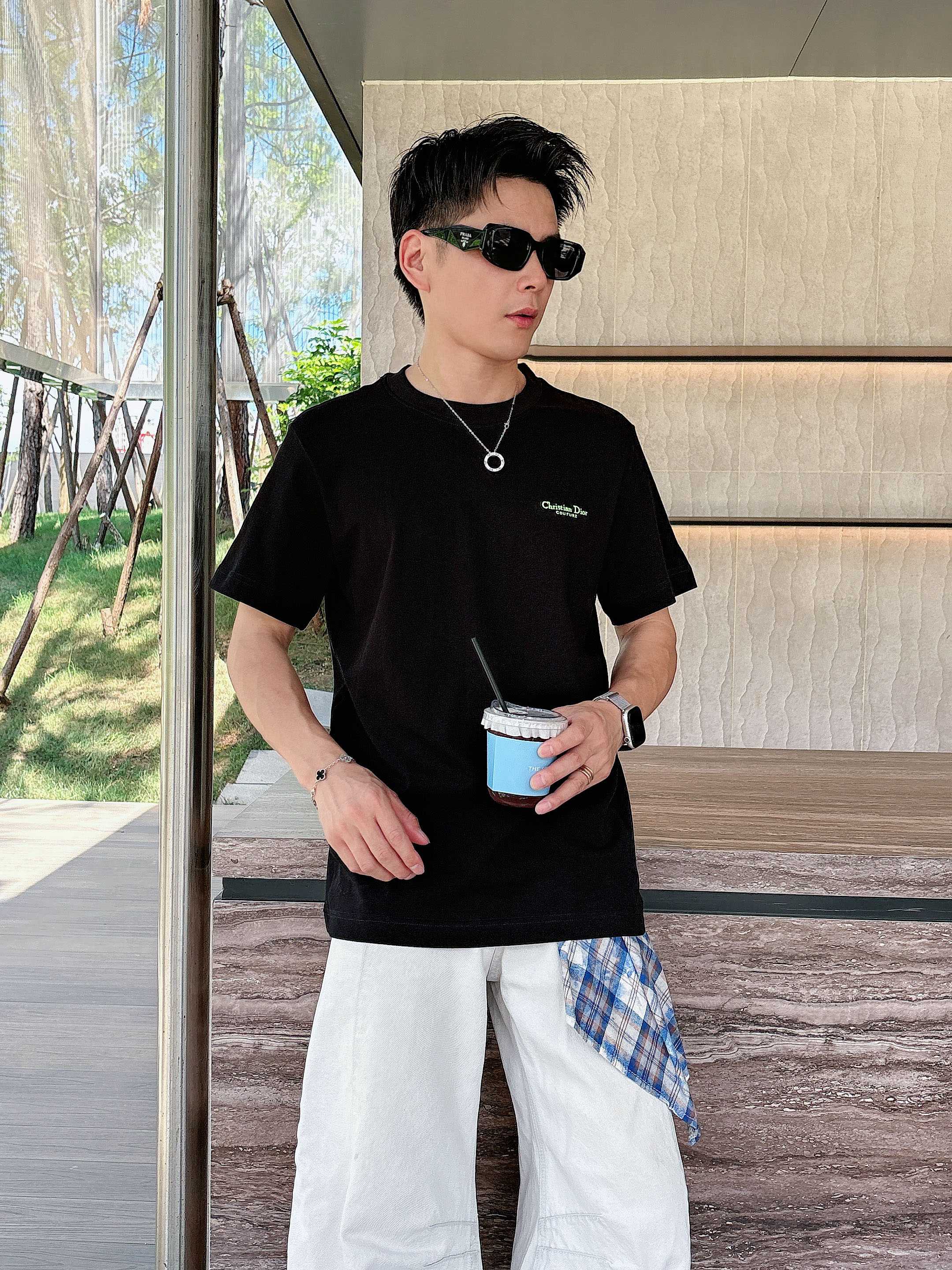 NO:446431,Dior is a new summer product, with simple, generous and high-standard customization, very stylish upper body, customer-supplied auxiliary materials, imported high-end fabrics with very delicate texture, exquisite details and exquisite craftsmanship, and extremely shaping. It can be matched with any fashion, and the style is super good. A must-have item for trendy men. Size M-XXXL. Color black. White, dior, alexander wang.19860909迪奥 夏季新品,刺绣工艺简约大方高标准定制,上身非常有型,客供辅料,客供进口高档面料质感非常细腻,细节工艺精湛考究,塑造性极高的一款单品,任何时装都可以搭配,版型超级好 潮男必备单品 尺码M-XXXL 颜色黑. 白,,dior,alexander wang,Men's clothing