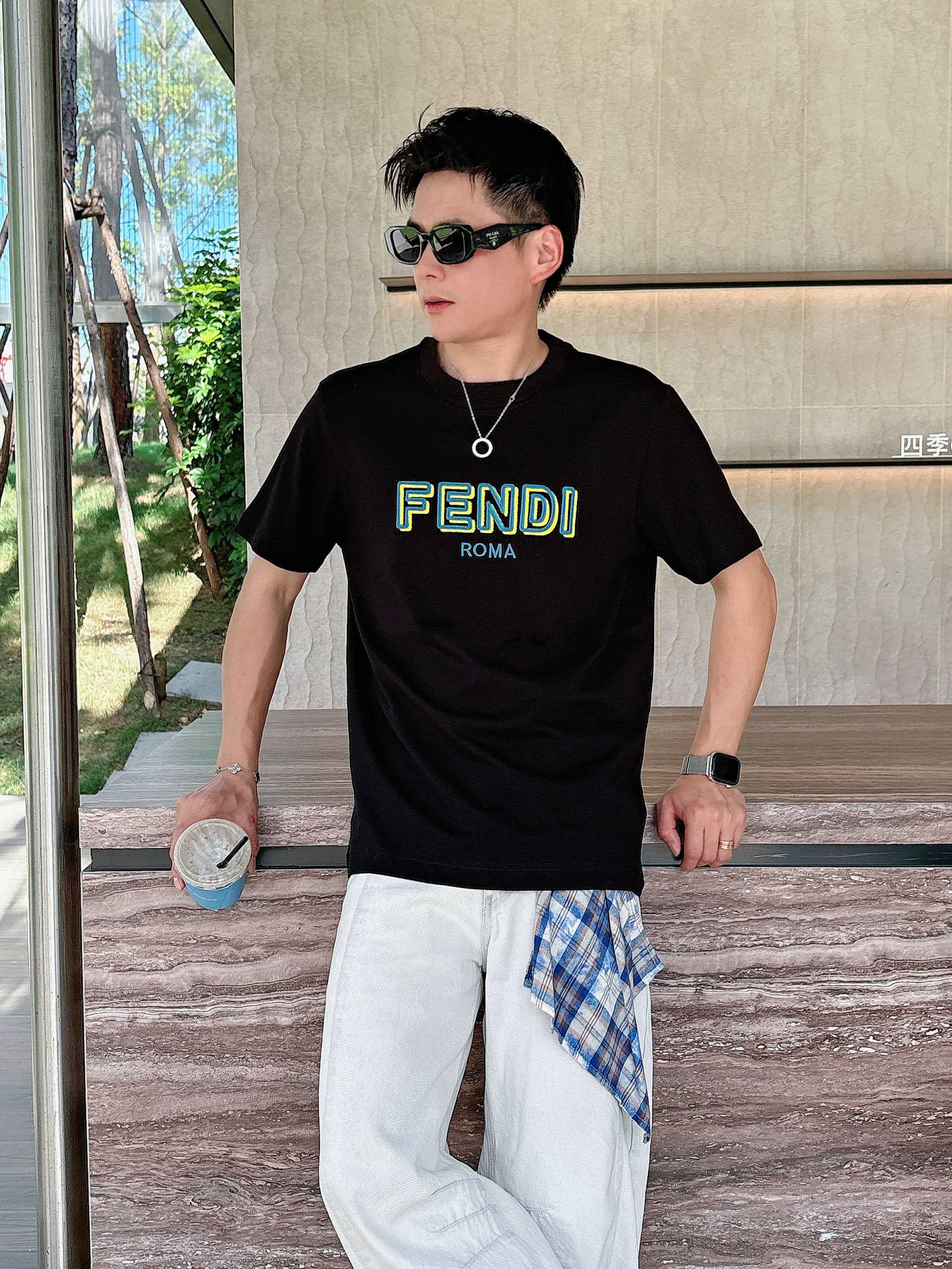 NO:446436,Fendi is a new summer product, with high standard customization of double embroidery and spray painting, the upper body is very stylish, customer-supplied auxiliary materials, customer-supplied imported high-end fabric with very delicate texture, exquisite details and exquisite craftsmanship, and extremely shaping. It can be matched with any fashion, and the style is super good. A must-have item for trendy men. Size M-XXXL. Color is black. White, fendi, alexander wang19860909芬迪 夏季新品,刺绣喷绘双重工艺高标准定制,上身非常有型,客供辅料,客供进口高档面料质感非常细腻,细节工艺精湛考究,塑造性极高的一款单品,任何时装都可以搭配,版型超级好 潮男必备单品 尺码M-XXXL 颜色黑. 白,,fendi,alexander wang,Men's clothing