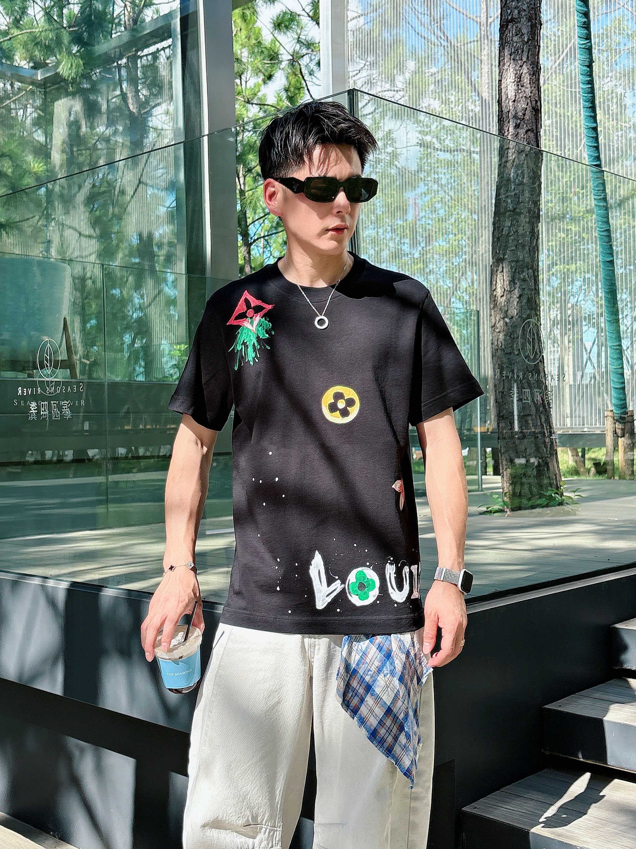 NO:446443,LV summer new product, high-standard customization of hand-painted craftsmanship, very stylish upper body, customer-supplied auxiliary materials, customer-supplied imported high-end fabric with very delicate texture, exquisite details and exquisite craftsmanship, extremely shaping, can be matched with any fashion, super good style, a must-have item for trendy men Size M-XXXL Color black. White,,louis vuitton,alexander wang19860909LV 夏季新品,手绘工艺高标准定制,上身非常有型,客供辅料,客供进口高档面料质感非常细腻,细节工艺精湛考究,塑造性极高的一款单品,任何时装都可以搭配,版型超级好 潮男必备单品 尺码M-XXXL 颜色黑. 白,,louis vuitton,alexander wang,Men's clothing