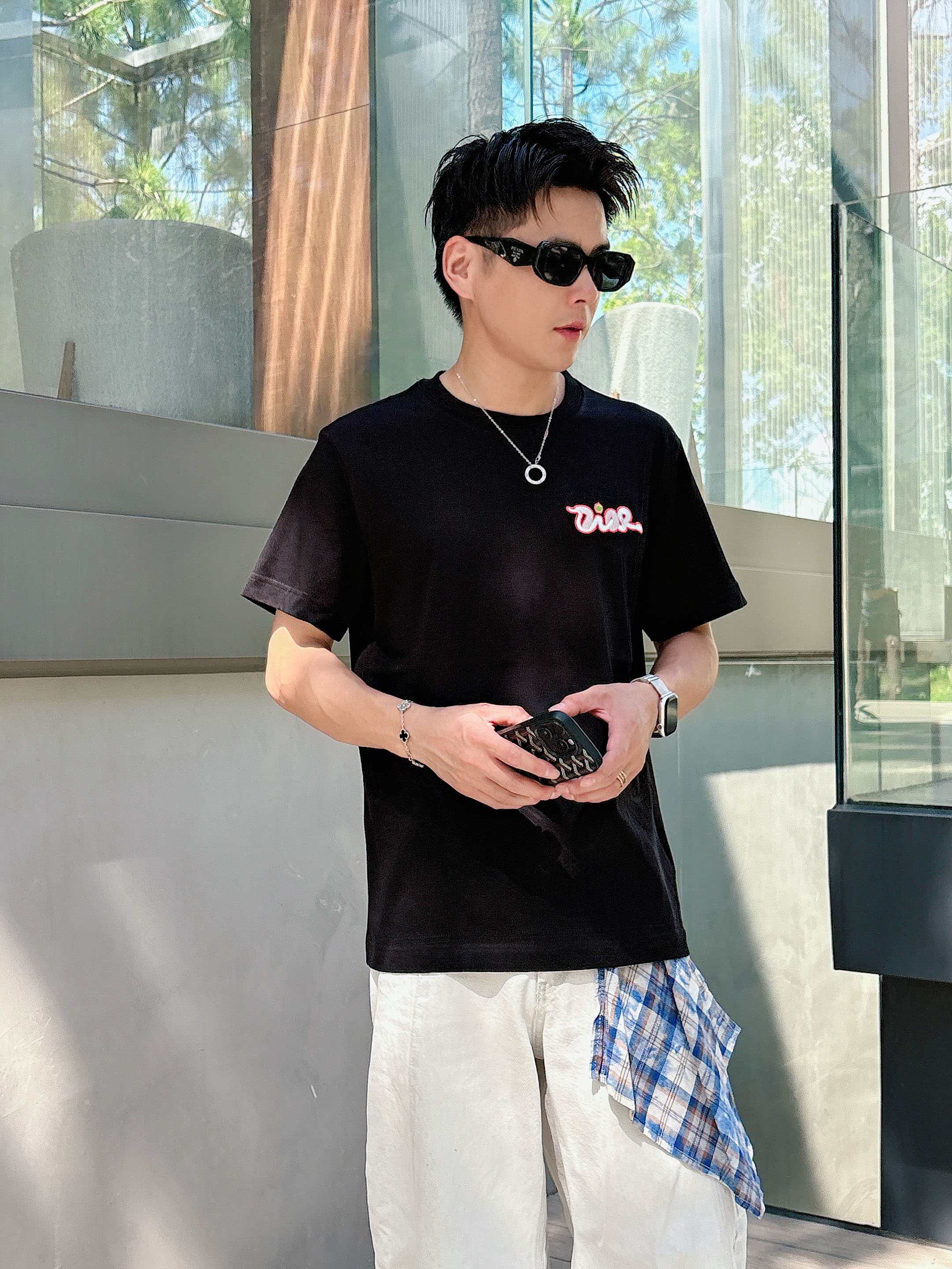 NO:446450,Dior is a new summer product, with high standard customization of embroidery craftsmanship, very stylish upper body, customer-supplied auxiliary materials, imported high-end fabrics with very delicate texture, exquisite details and exquisite craftsmanship, and extremely shaping. It can be matched with any fashion, and the style is super good. A must-have item for trendy men. Size M-XXXL. Color is black. White, dior, alexander wang.19860909迪奥 夏季新品,刺绣工艺高标准定制,上身非常有型,客供辅料,客供进口高档面料质感非常细腻,细节工艺精湛考究,塑造性极高的一款单品,任何时装都可以搭配,版型超级好 潮男必备单品 尺码M-XXXL 颜色黑. 白,,dior,alexander wang,Men's clothing