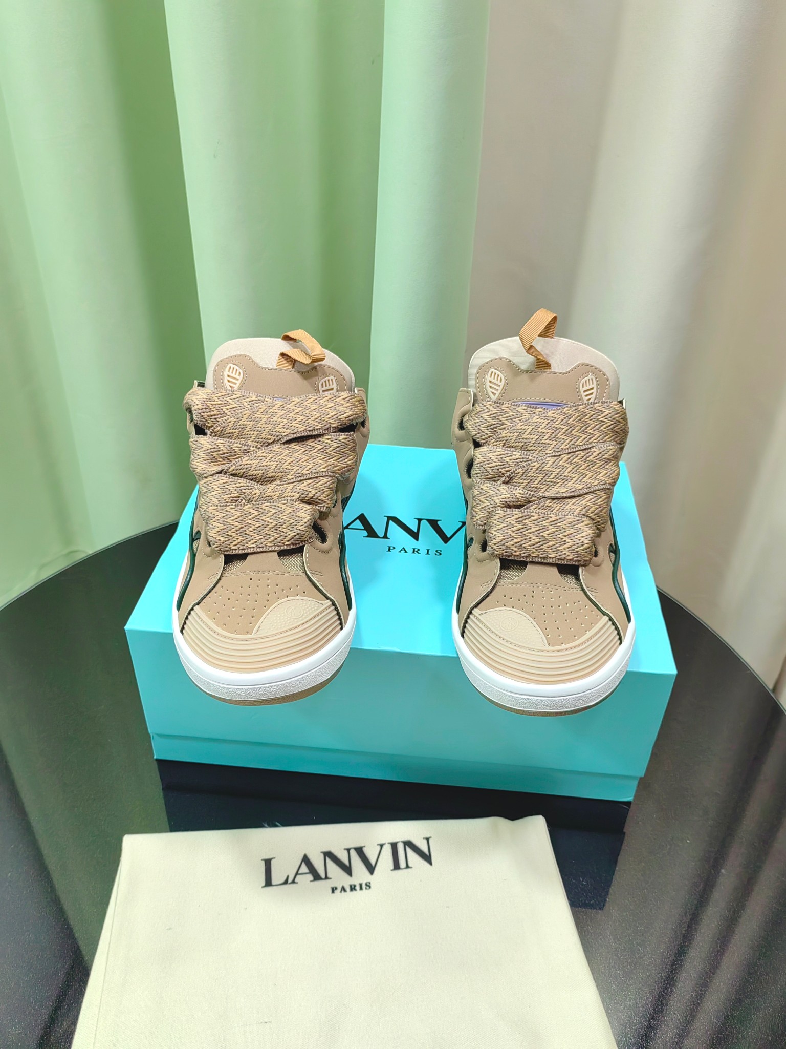 NO:167941,Lanvin × Gallery Department Co-branded limited series; calm, firm, lively, classic and trendy, maturity and youth; interprets the combination of multi-faceted charm to form a colorful artwork Langfan couple's ink-splashing bread shoes, sports shoes, Desert shoes, high-top shoes official website is very popular and global experts check in. Many celebrities have planted straw uppers with cowhide, cow back velvet, fabric, contrasting color splicing... Cowhide injection molded latex footbed... Ink splashing and hand-painted combination is not standardized for tracing women's 34-40/men's 39-46 regular size 34/46 custom-made non-return and exchange Original co-branded packaging gift box, casual shoes/sneakers, cowhide19860909Lanvin × Gallery Department 联名款限定系列；沉稳、笃定、活泼、经典与潮流、成熟与青春；诠释多面魅力组合构成一个五彩斑斓的艺术品浪凡情侣款泼墨面包鞋,运动鞋,德训鞋,高帮鞋官网热度火爆全球达人打卡,众多红人都纷纷种草鞋面采用牛皮,牛反绒,织物,撞色拼接……牛皮注塑乳胶垫脚……泼墨与手绘组合不规范描图女款34—40/男款39—46正码 34/46定做不退换 原版联名包装礼盒,休闲鞋/运动鞋,sneakers,cowhide,Women's Shoes