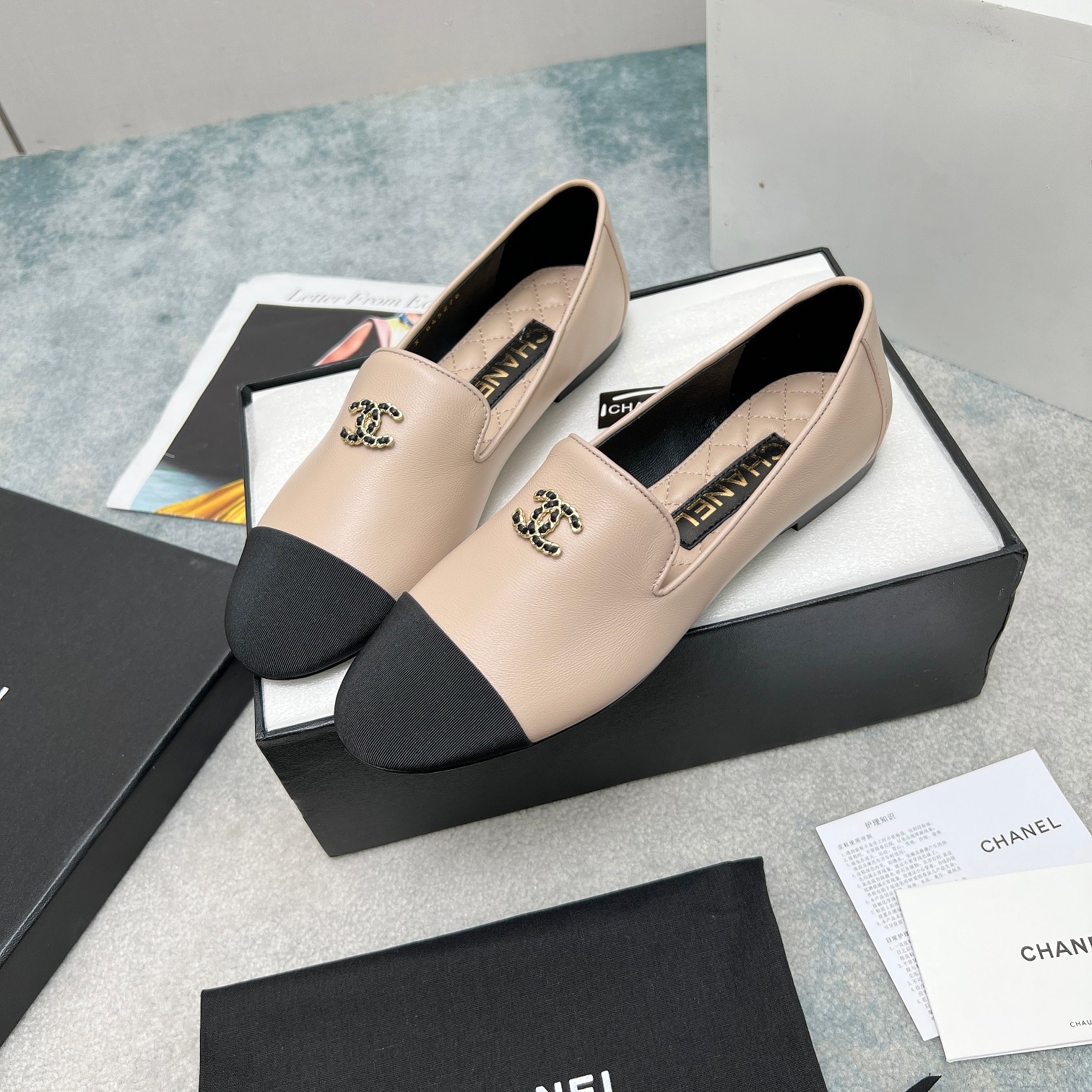 NO:234656,I have been certified in 2025 Xiaoxiang's new loafers. It looks very pleasing. The round toe sets off the feet and makes the feet look thin. The foot is a retro four-season shoes from the 1980s and new European and American catwalks. The hot product has the original custom cowhide hardware logo, and the foot pads are original water-dyed sheepskin. The foot feels great. Outsole: original leather outsole Size: 35-40 (40 custom made without return or exchange), semi-drag, loafers, cowhide, sheepskin, Leather soles19860909儿已认证2025 小香新品乐福鞋 看着就很讨喜,圆圆的鞋头 衬托脚也变得瘦瘦的,上脚给人就是一种80 90年代的复古情怀四季鞋、欧美走秀新款,爆款产品 鞋面是原版定制牛皮五金logo, 垫脚是原版水染羊皮 脚感一级棒. 大底:原版真皮大底 码数:35-40（40订做不退不换）,半拖,loafers,cowhide,sheepskin,Leather soles,Women's Shoes