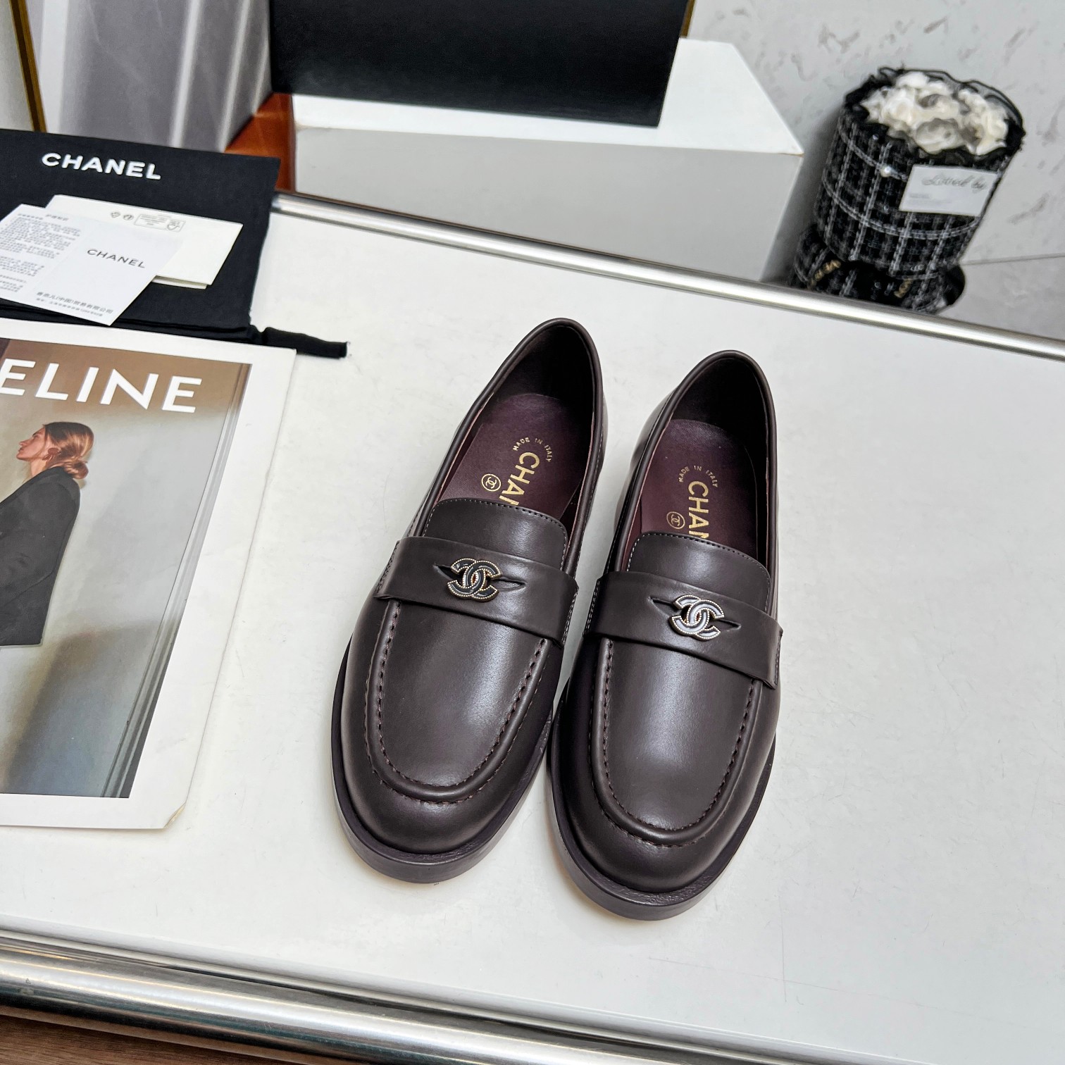 NO:392015,The new spring Chane* small fragrance electroplated double C-buckle loafers. The upper is decorated with classic elements, double C-buckles, electroplated metal, and can be worn all year round. No matter when you take it out, it is so high-end and attractive. Shopping and catching the attention of the road!  Easy to wander in commuting and casual occasions, be a casual and fashionable and elegant woman~ Cowhide/butter, inner lambskin, sole Italian leather outsole, size 35-39 (40/41 custom-made, non-return and exchange), single shoes, chanel, loafers, cowhide, sheepskin, gold plating, Leather soles19860909春季新款Chane*小香电镀双C扣乐福鞋 鞋面饰以经典元素双C扣,电镀金属,一年四季皆可穿 不管什么时候拿出来搭配都贼高级耐看 逛街压马路赚足眼球！轻松游走于通勤和休闲场合 做个漫不经心的时髦优雅女子～ 鞋面牛皮/牛油 内里小羊皮 鞋底意大利真皮大底 码数35-39（40/41定制不退换）,单鞋,chanel,loafers,cowhide,sheepskin,gold plating,Leather soles,Women's Shoes