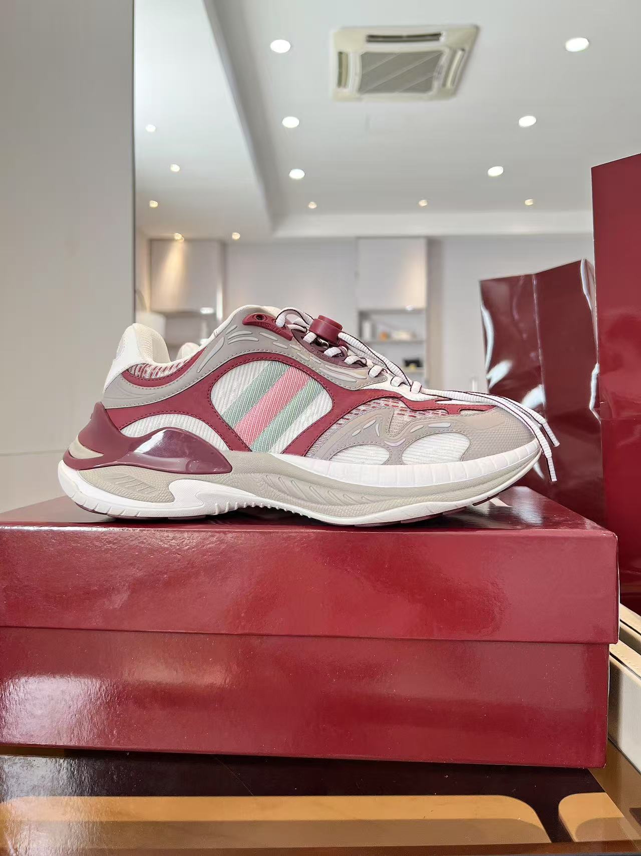 NO:349755,Gucci 2.0 sports shoes rejuvenate the brand's iconic striped webbing elements. When retro genes collide with futuristic design, this new Gucci shoes directly pull the trend threshold full. Color matching Caron contrast + classic stripes, GG reflective piping, visual impact, and comes with high-gloss filters when going out. Multi-layer different material splicing, mesh breathable, leather shaped, outsole EVA rubber combination outsole, fashionable and practical double online details make double G midsole + iconic double G lock shoelaces, retro DNA is crazy and furious, every step is on the trend aesthetics. Size number for women 35-41, men 39-46, (41.46 customized),,gucci,gucci,sneakers19860909Gucci 2.0运动鞋焕新演绎品牌标志性条纹织带元素,当复古基因撞上未来感设计,这双古驰新鞋直接把潮流阈值拉满 配色卡龙撞色+经典条纹,GG反光滚边,视觉冲击拿捏,出街自带高光滤镜 结构多层异材质拼接,网纱透气、皮革定型,大底EVA橡胶组合大底,时髦与实用双在线 细节做双G中底+标志性双G锁扣鞋带,复古DNA疯狂躁动,每一步都踩在潮流审美上 码数女35-41,男39-46,（41.46定做）,,gucci,gucci,sneakers,Men's shoes