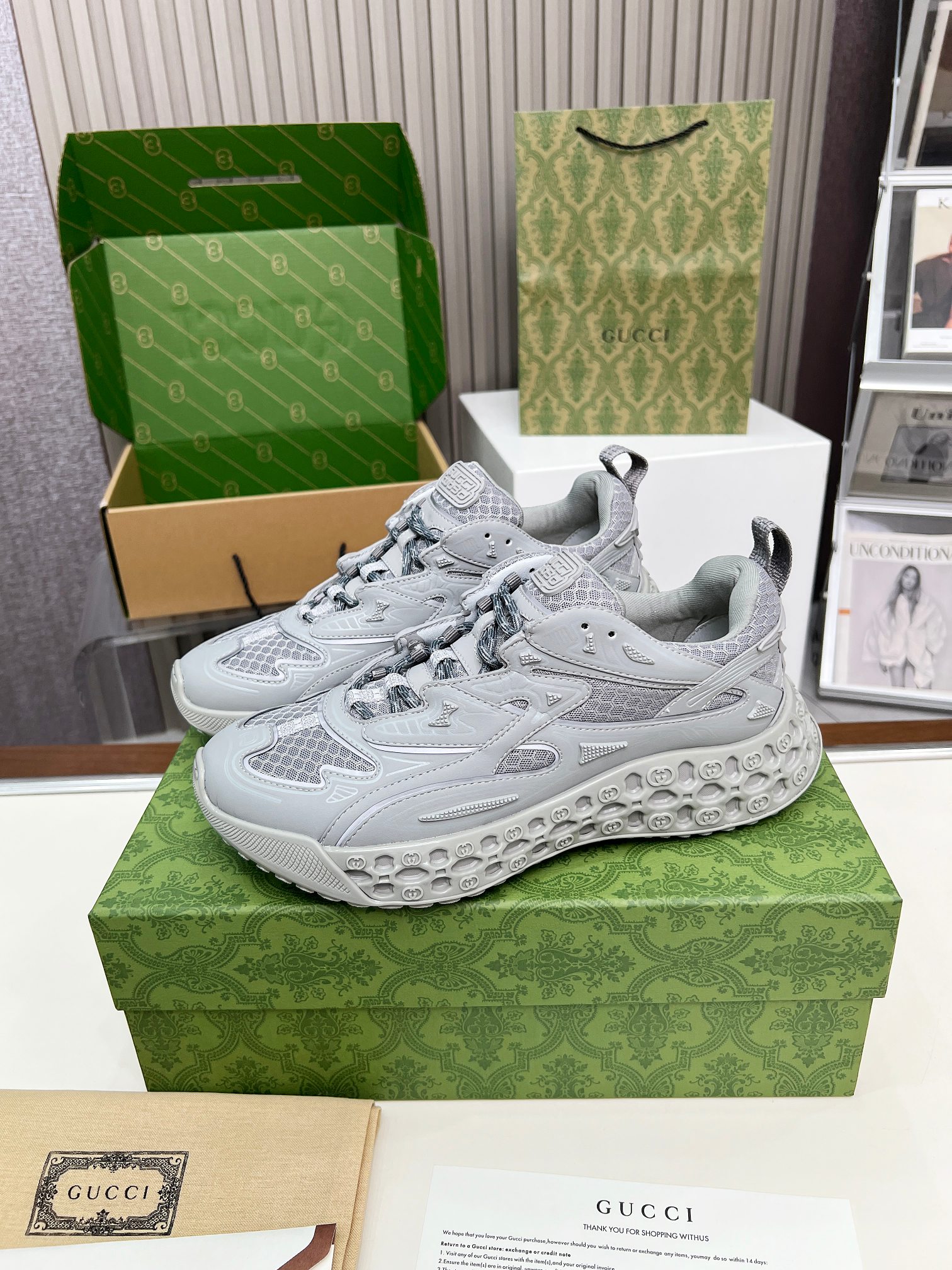 NO:349843,Gucci 3d series sneakers are directly blown up!  Silver, gray and black are used in different styles. Silver is full of futuristic feeling, gray is low-key and details are hidden, and black classics are never wrong. The shoe design comes with a trendy gene, and the matching is full, whether it is sporty or street-like, one foot shows a fashionable style, and it is definitely a cheater~ The original upper is one-to-one and mesh fabric, the 3D three-dimensional effect interlocking double G pattern on the side, EVA+TPU double material combination sole matches Gucci iconic packaging, from unboxing to the foot, the fashionable shoe cabinet must be locked, size 39-45,,gucci,sneakers19860909Gucci 3d系列运动鞋直接炸场！银、灰、黑三色拿捏不同风格,银色未来感拉满,灰色低调藏细节,黑色经典永不出错. 鞋型设计自带潮流基因,搭配性拉满,不管是运动风还是街头感,一脚蹬出时髦范儿,妥妥穿搭作弊器～ 鞋面原版一比一以及网眼面料 大底侧面3D立体效果互扣式双G图案,EVA+TPU双材质组合大底 搭配Gucci 标志性包装,从开箱到上脚都是仪式感,时髦精鞋柜必须锁死 码数男39-45,,gucci,sneakers,Men's shoes