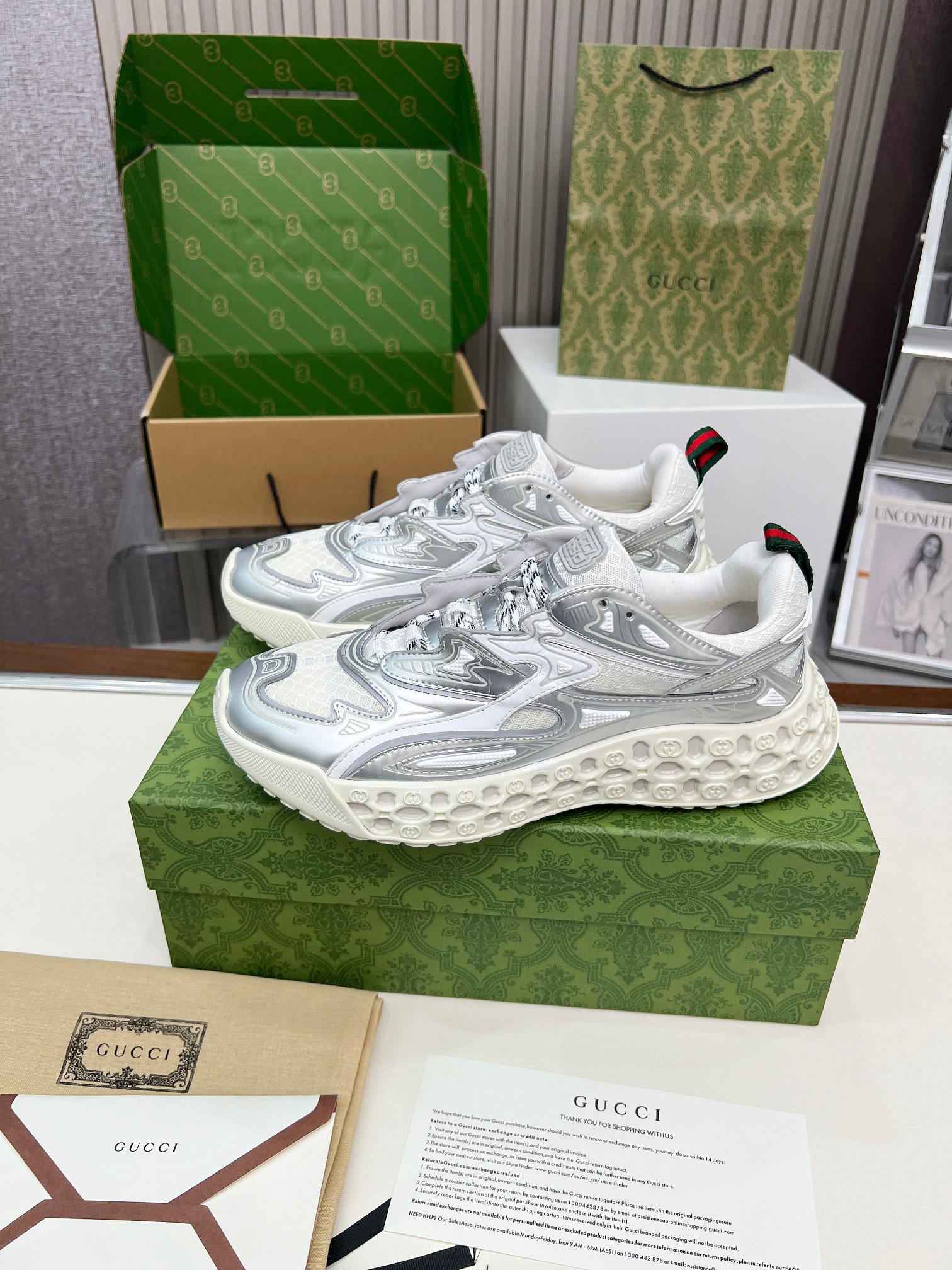 NO:349863,This color couple size Gucci 3d series sneakers are directly exploded!  Silver, gray and black are used in different styles. Silver is full of futuristic feeling, gray is low-key and details are hidden, and black classics are never wrong. The shoe design comes with a trendy gene, and the matching is full, whether it is sporty or street-like, one foot shows a fashionable style, and it is definitely a cheater~ The original upper is one-to-one and mesh fabric, the 3D three-dimensional effect interlocking double G pattern on the side, EVA+TPU double material combination sole matches Gucci iconic packaging, from unboxing to the foot, the fashionable shoe cabinet must be locked. Size 35-40 for women, 39-45 for men, gucci, sneakers19860909此色 情侣码 Gucci 3d系列运动鞋直接炸场！银、灰、黑三色拿捏不同风格,银色未来感拉满,灰色低调藏细节,黑色经典永不出错. 鞋型设计自带潮流基因,搭配性拉满,不管是运动风还是街头感,一脚蹬出时髦范儿,妥妥穿搭作弊器～ 鞋面原版一比一以及网眼面料 大底侧面3D立体效果互扣式双G图案,EVA+TPU双材质组合大底 搭配Gucci 标志性包装,从开箱到上脚都是仪式感,时髦精鞋柜必须锁死 码数女35-40,男39-45,,gucci,sneakers,Men's shoes