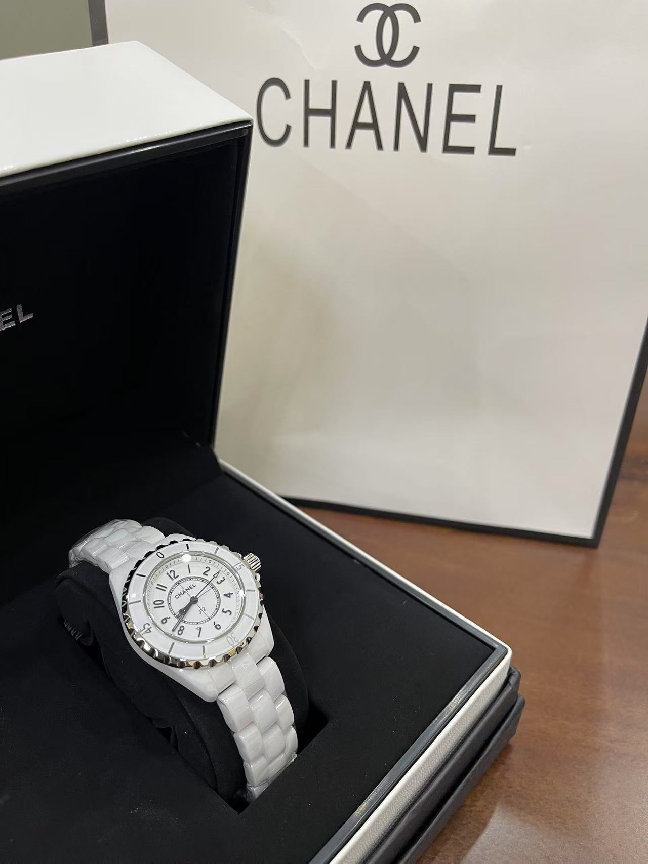 NO:390916,White digital hour marker without calendar model, CHANEL Chanel J12 series, imported Swiss original movement!  High-tech precision ceramics with stainless steel screw-in crown, sapphire glass mirror, size 33mm, triple folding stainless steel buckle, waterproof rice, it is not a fashion watch that pursues fashion, but a blend of precision design, traditional watchmaking craftsmanship and classic aesthetics to impress me not only its elegant and simple lines, pure and timeless tones, but also her perfect pursuit of every detail!  , chanel, chanel19860909白色数字时标无日历款,CHANEL香奈儿J12系列,进口瑞士原装机芯！高科技精密陶瓷搭配精钢旋入式表冠, 蓝宝石玻璃镜面,尺寸33mm,三重折叠式精钢表扣 防水米,它不是一款追逐流行的时装表,而是融合精密设计,传统制表工艺和经典审美来打动我的,不仅是它优雅而简洁的线条,纯粹而隽永的色调,更是她对于每一处细节的完美追求！,,chanel,chanel,Watch