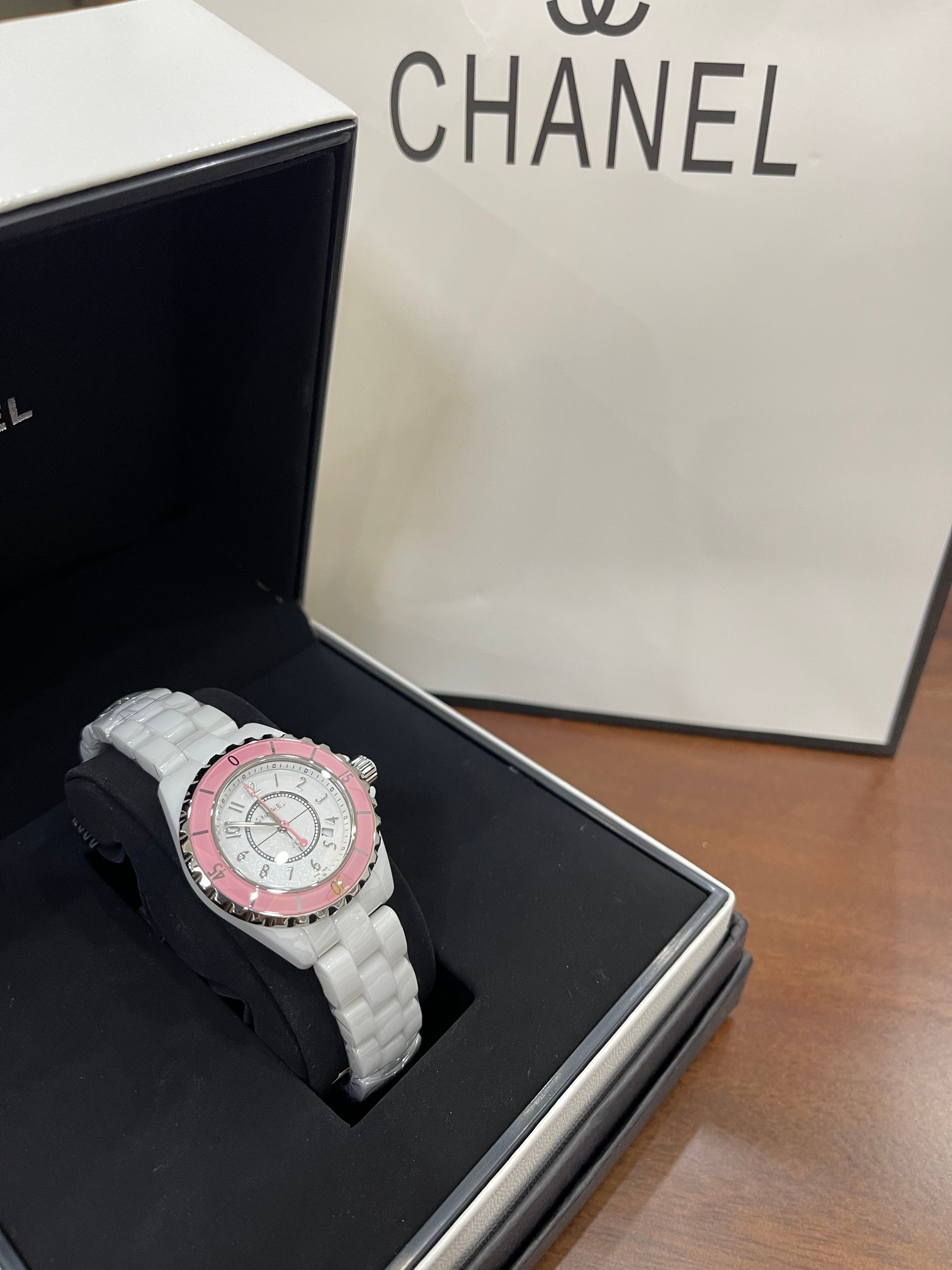 NO:390921,The pink circle digital hour marks are calendar models, CHANEL Chanel J12 series, imported Swiss original movement!  High-tech precision ceramics with stainless steel screw-in crown, sapphire glass mirror, size 33mm, triple folding stainless steel buckle, waterproof rice, it is not a fashion watch that pursues fashion, but a blend of precision design, traditional watchmaking craftsmanship and classic aesthetics to impress me not only its elegant and simple lines, pure and timeless tones, but also her perfect pursuit of every detail!  , chanel, chanel19860909粉圈数字时标有日历款,CHANEL香奈儿J12系列,进口瑞士原装机芯！高科技精密陶瓷搭配精钢旋入式表冠, 蓝宝石玻璃镜面,尺寸33mm,三重折叠式精钢表扣 防水米,它不是一款追逐流行的时装表,而是融合精密设计,传统制表工艺和经典审美来打动我的,不仅是它优雅而简洁的线条,纯粹而隽永的色调,更是她对于每一处细节的完美追求！,,chanel,chanel,Watch