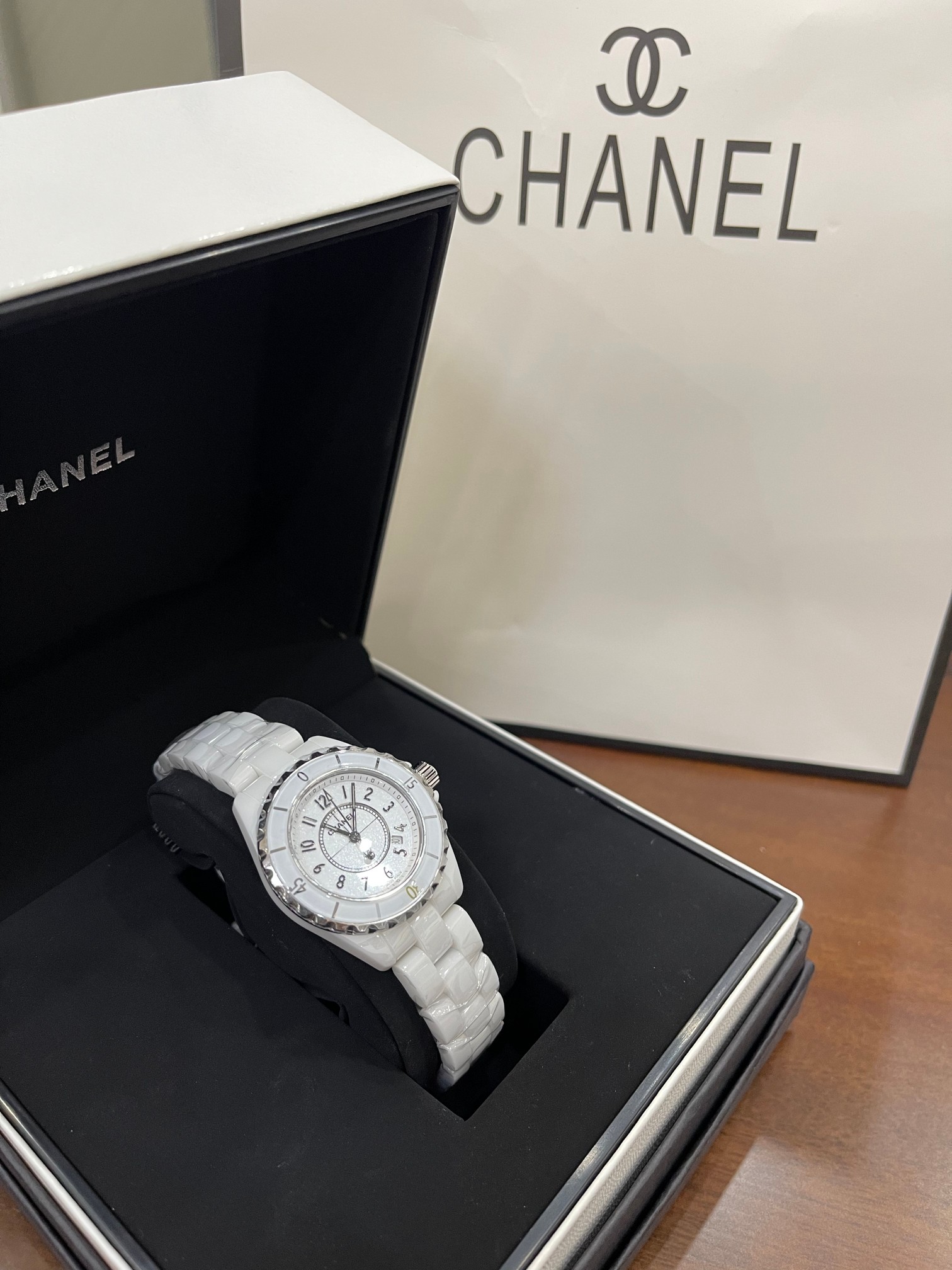 NO:390927,White digital hour markers are calendar models, CHANEL Chanel J12 series, imported original Swiss movement!  High-tech precision ceramics with stainless steel screw-in crown, sapphire glass mirror, size 33mm, triple folding stainless steel buckle, waterproof rice, it is not a fashion watch that pursues fashion, but a blend of precision design, traditional watchmaking craftsmanship and classic aesthetics to impress me not only its elegant and simple lines, pure and timeless tones, but also her perfect pursuit of every detail!  , chanel, chanel19860909白色数字时标有日历款,CHANEL香奈儿J12系列,进口瑞士原装机芯！高科技精密陶瓷搭配精钢旋入式表冠, 蓝宝石玻璃镜面,尺寸33mm,三重折叠式精钢表扣 防水米,它不是一款追逐流行的时装表,而是融合精密设计,传统制表工艺和经典审美来打动我的,不仅是它优雅而简洁的线条,纯粹而隽永的色调,更是她对于每一处细节的完美追求！,,chanel,chanel,Watch