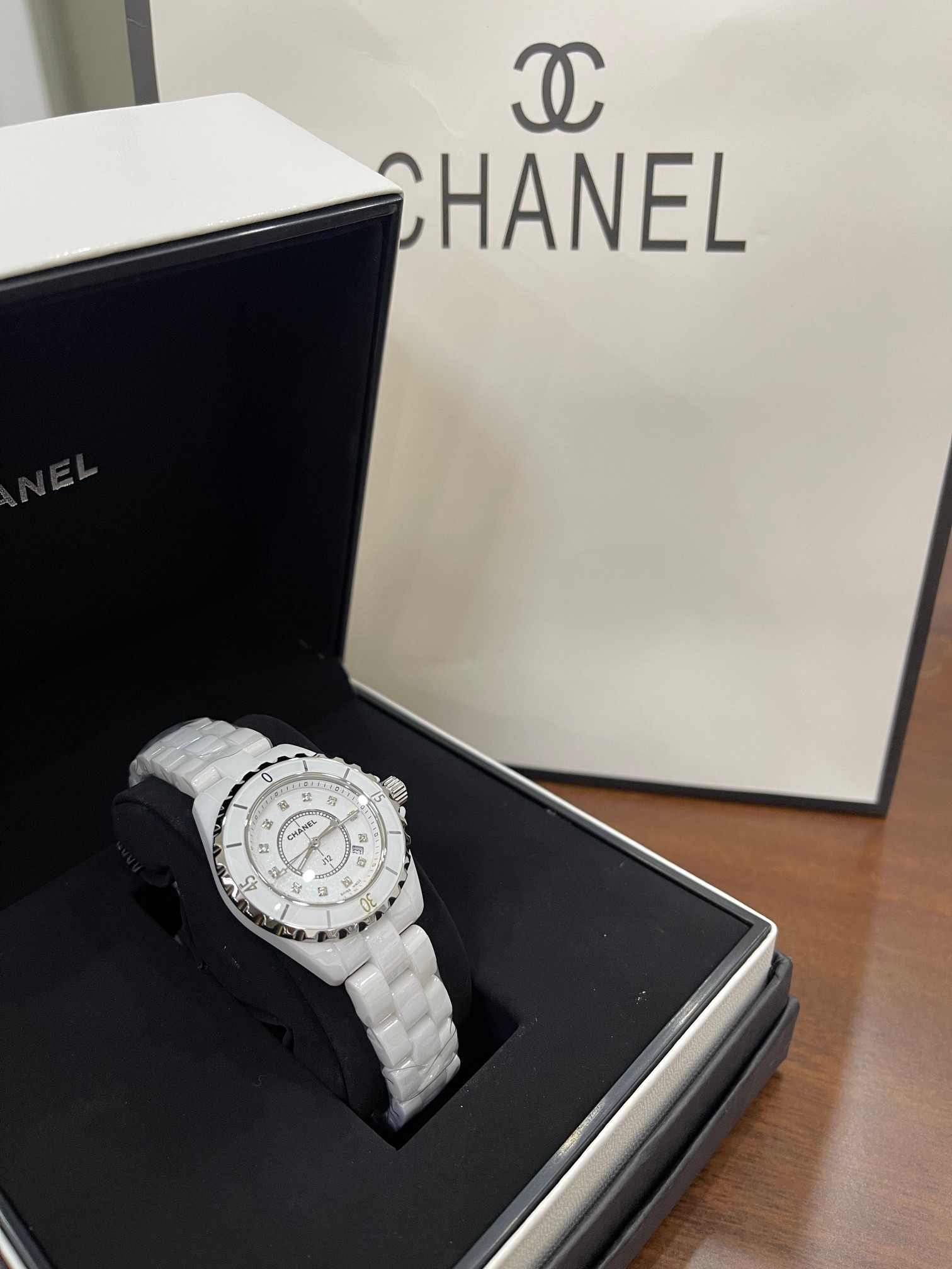 NO:390933,White diamonds are marked with calendar models, CHANEL Chanel J12 series, imported original Swiss movement!  High-tech precision ceramics with stainless steel screw-in crown, sapphire glass mirror, size 33mm, triple folding stainless steel buckle, waterproof rice, it is not a fashion watch that pursues fashion, but a blend of precision design, traditional watchmaking craftsmanship and classic aesthetics to impress me not only its elegant and simple lines, pure and timeless tones, but also her perfect pursuit of every detail!  , chanel, chanel19860909白色钻石时标有日历款,CHANEL香奈儿J12系列,进口瑞士原装机芯！高科技精密陶瓷搭配精钢旋入式表冠, 蓝宝石玻璃镜面,尺寸33mm,三重折叠式精钢表扣 防水米,它不是一款追逐流行的时装表,而是融合精密设计,传统制表工艺和经典审美来打动我的,不仅是它优雅而简洁的线条,纯粹而隽永的色调,更是她对于每一处细节的完美追求！,,chanel,chanel,Watch