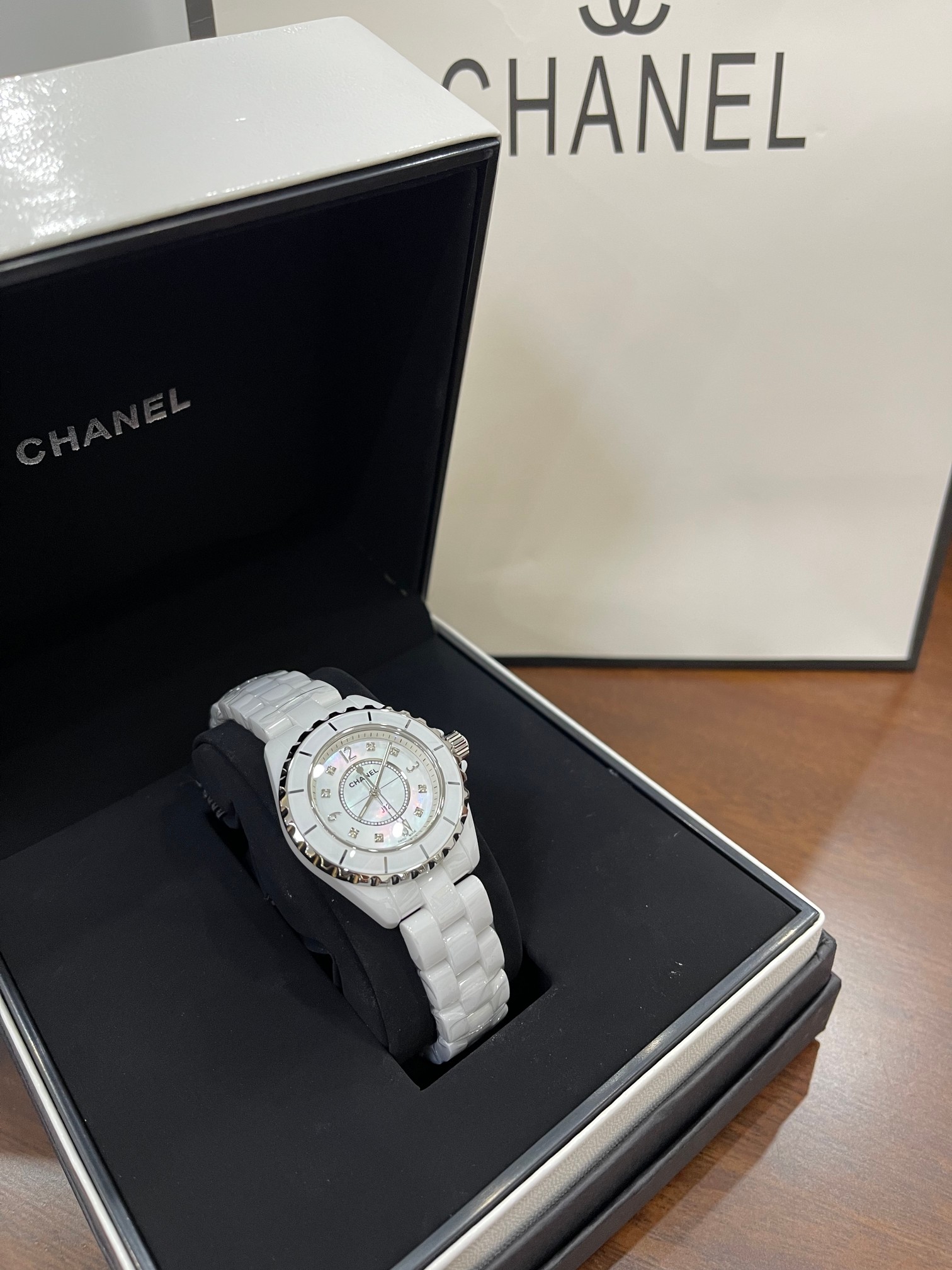 NO:390939,White calendar-free model, CHANEL Chanel J12 series, imported Swiss original movement!  High-tech precision ceramics with stainless steel screw-in crown, sapphire glass mirror, size 33mm, triple folding stainless steel buckle, waterproof rice, it is not a fashion watch that pursues fashion, but a blend of precision design, traditional watchmaking craftsmanship and classic aesthetics to impress me not only its elegant and simple lines, pure and timeless tones, but also her perfect pursuit of every detail!  , chanel, chanel19860909白色无日历款,CHANEL香奈儿J12系列,进口瑞士原装机芯！高科技精密陶瓷搭配精钢旋入式表冠, 蓝宝石玻璃镜面,尺寸33mm,三重折叠式精钢表扣 防水米,它不是一款追逐流行的时装表,而是融合精密设计,传统制表工艺和经典审美来打动我的,不仅是它优雅而简洁的线条,纯粹而隽永的色调,更是她对于每一处细节的完美追求！,,chanel,chanel,Watch