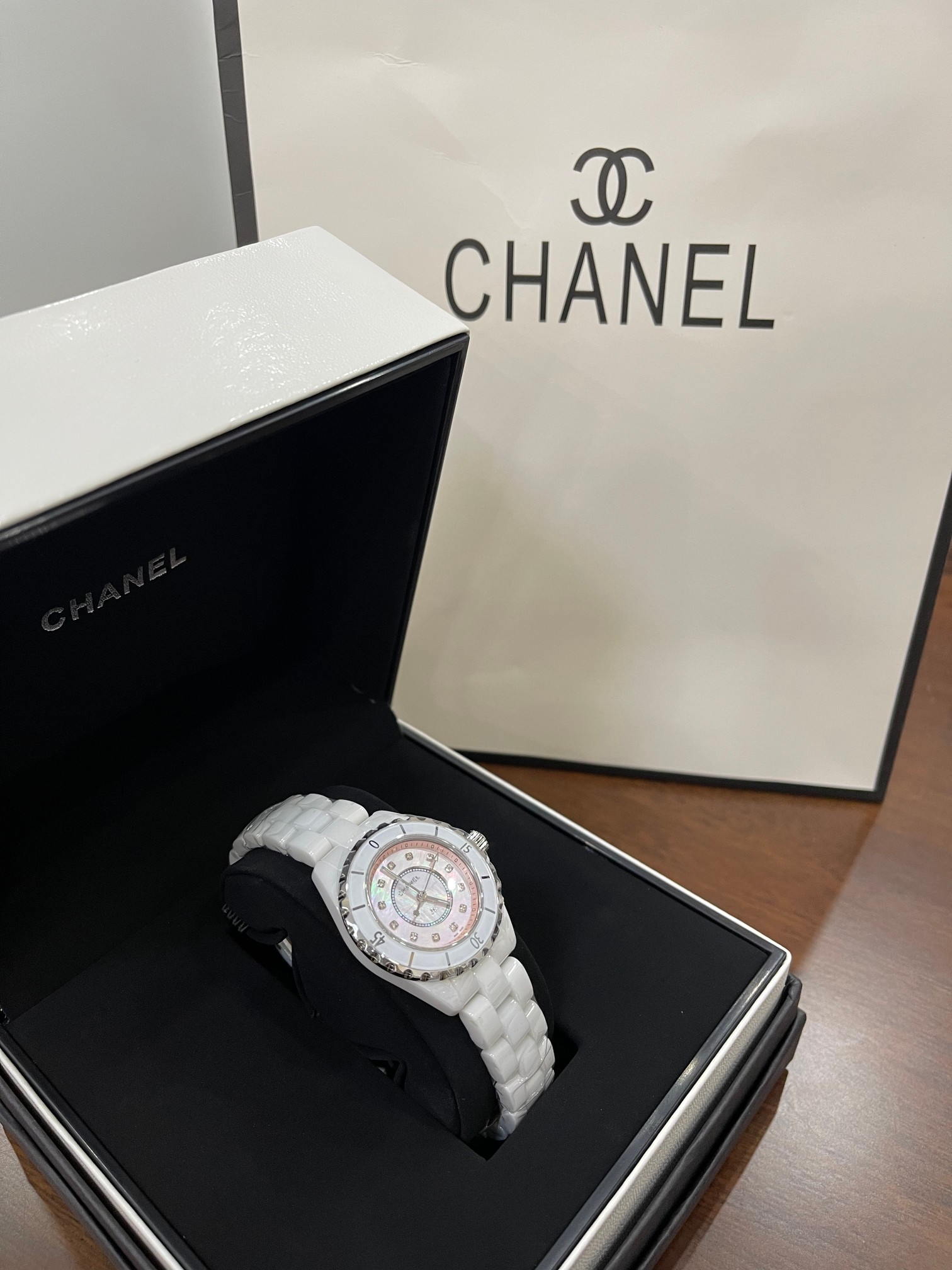 NO:390945,Pink Fritillar plate without calendar model, CHANEL Chanel J12 series, imported Swiss original movement!  High-tech precision ceramics with stainless steel screw-in crown, sapphire glass mirror, size 33mm, triple folding stainless steel buckle, waterproof rice, it is not a fashion watch that pursues fashion, but a blend of precision design, traditional watchmaking craftsmanship and classic aesthetics to impress me not only its elegant and simple lines, pure and timeless tones, but also her perfect pursuit of every detail!  , chanel, chanel19860909粉色贝母盘无日历款,CHANEL香奈儿J12系列,进口瑞士原装机芯！高科技精密陶瓷搭配精钢旋入式表冠, 蓝宝石玻璃镜面,尺寸33mm,三重折叠式精钢表扣 防水米,它不是一款追逐流行的时装表,而是融合精密设计,传统制表工艺和经典审美来打动我的,不仅是它优雅而简洁的线条,纯粹而隽永的色调,更是她对于每一处细节的完美追求！,,chanel,chanel,Watch