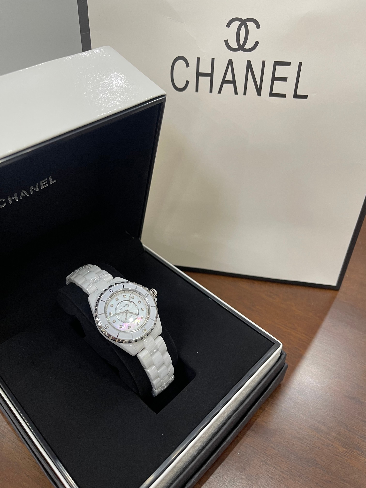 NO:390953,Fritillar plate diamond hour marker without calendar model, CHANEL Chanel J12 series, imported original Swiss movement!  High-tech precision ceramics with stainless steel screw-in crown, sapphire glass mirror, size 33mm, triple folding stainless steel buckle, waterproof rice, it is not a fashion watch that pursues fashion, but a blend of precision design, traditional watchmaking craftsmanship and classic aesthetics to impress me not only its elegant and simple lines, pure and timeless tones, but also her perfect pursuit of every detail!  , chanel, chanel19860909贝母盘钻石时标无日历款,CHANEL香奈儿J12系列,进口瑞士原装机芯！高科技精密陶瓷搭配精钢旋入式表冠, 蓝宝石玻璃镜面,尺寸33mm,三重折叠式精钢表扣 防水米,它不是一款追逐流行的时装表,而是融合精密设计,传统制表工艺和经典审美来打动我的,不仅是它优雅而简洁的线条,纯粹而隽永的色调,更是她对于每一处细节的完美追求！,,chanel,chanel,Watch