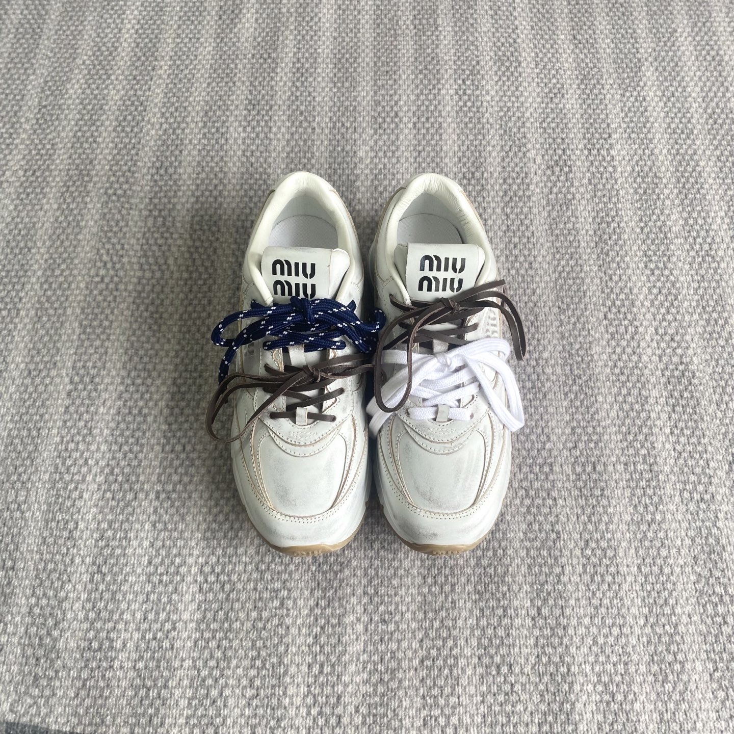 NO:678899,It is highly recommended to self-purchase the correct version 'MIU MI*' '*' 25 spring and summer. Distressed thick-soled casual slippers. Three colors. Miu accessories have recently become a craze again. Celebrities from all over the world will try it on. Order hot, super casual and versatile. You will not regret it if you close your eyes (ZP develops and customizes the true version of the outsole). Customized imported calfskin for the upper. Feet: molded feet. 3cm added. ZP molded outsole. Colors: off-white, white leather, brown.  Size 35-39 (40 can be customized and non-returnable) (full package), casual shoes/sports shoes, miumiu, sneakers, slippers, cowhide19860909强荐自购 正确版本 「MIU MI*」「 *」25春夏 做旧厚底休闲拖鞋·三色·近期miu配饰再次喧起热潮神器·各路明星订货会试穿订购火爆超级休闲百搭闭眼入都是不会后悔（ZP开发订制真正对版大底） 鞋面定制进口小牛皮 垫脚:开模垫脚·内增3cm 鞋底ZP开模大底 颜色米白、白皮、棕 码数35-39 (40可定做不退换)（全套包装）,休闲鞋/运动鞋,miumiu,sneakers,slippers,cowhide,Women's Shoes