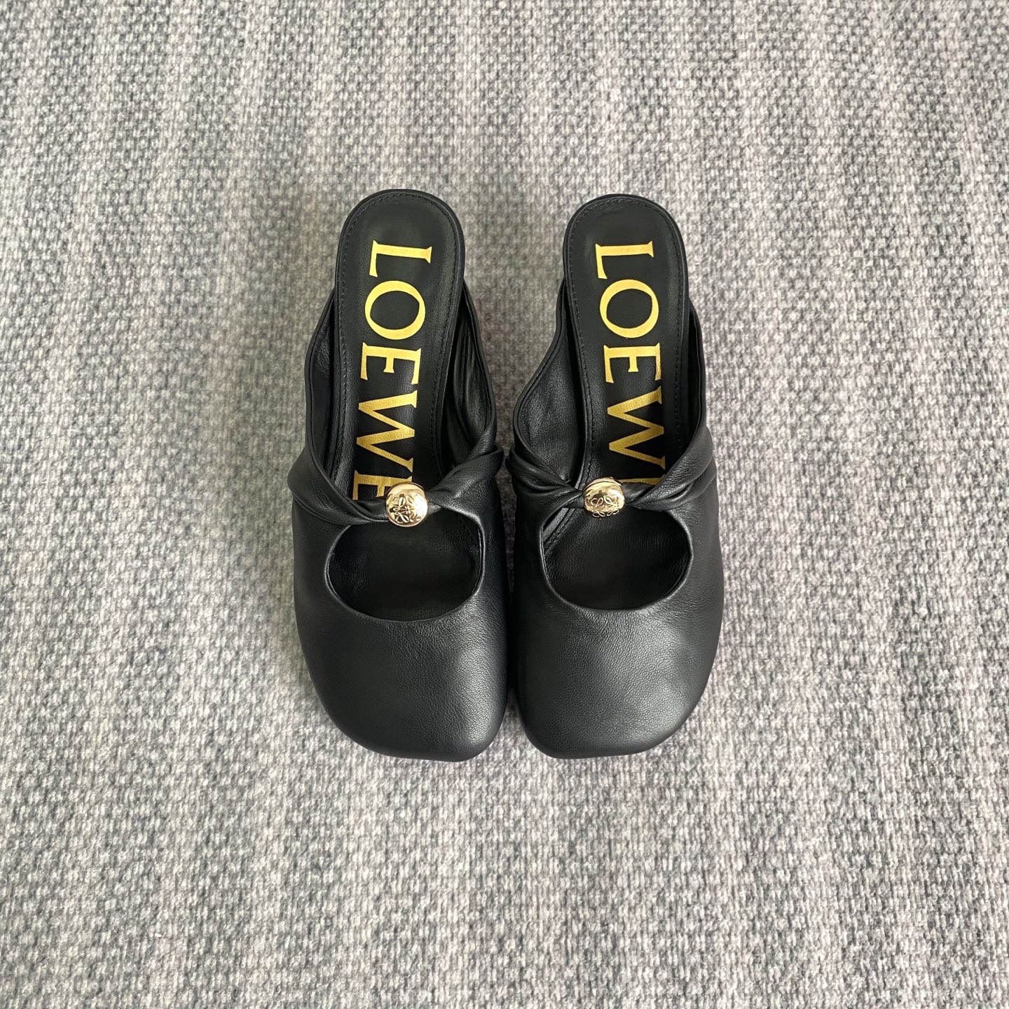 NO:444605,Strongly recommended self-purchase correct version 'LEW*' LOEW*25/Early autumn new gold buckle small heel slippers·The same style as Chen Tuling!  Puzzle handbags inspiration to create a 10th anniversary limited-time space series·Applicable to any occasion·Eye-closed (note that P leather has no color difference) Customized sheepskin sole ZP molded Anaram logo outsole Color black, brown, yellow Size 35-39 (full package), ballet shoes, loewe, slippers, sheepskin19860909强荐自购 正确版本 「LEW*」LOEW*25/早秋全新金扣小跟拖鞋·陈都灵同款！Puzzle手袋灵感打造10周年限时空间系列·适用任何场合·闭眼入（注意P皮料无色差） 鞋面定制羊皮 鞋底ZP成型Anaram标志大底 颜色黑、棕、黄 码数35-39（全套包装）,芭蕾舞鞋,loewe,slippers,sheepskin,Women's Shoes