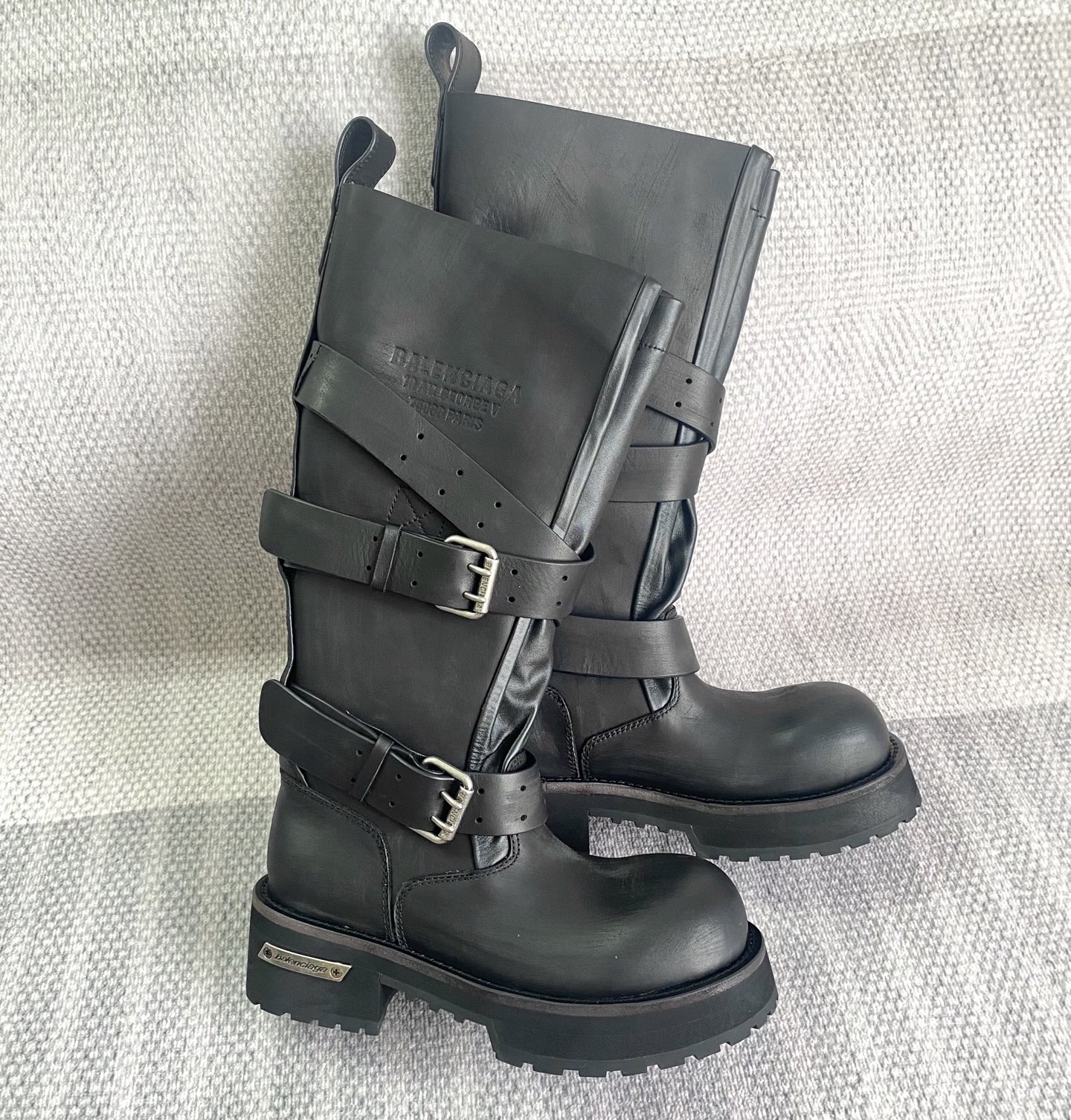 NO:444568,The highest version 'BALENCIAG*' '*' 25/Autumn and Winter Old leather thick-soled boots It is not an exaggeration for 25 people to have a pair of hands·Hypermanent works·Speak with real things (full body ZP custom made) Custom imported cowhide upper custom imported calf inner lining ZP custom sole (5cm) Black color, brown Size 35-39, boots, balenciaga, boots, cowhide19860909最最高版本 「BALENCIAG*」 「*」25/秋冬 做旧真皮厚底长靴 25人手一对也不为过·重工之做·看实物说话（全身ZP订做） 鞋面定制进口牛皮 内里定制进口小牛内里 鞋底ZP定制大底（5cm） 颜色黑、棕 码数35-39,靴子,balenciaga,boots,cowhide,Women's Shoes