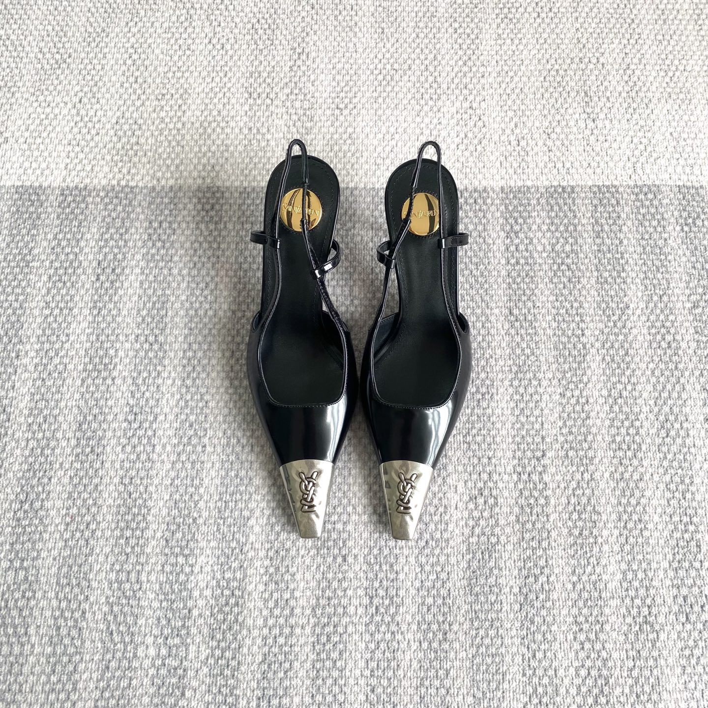 NO:669024,The highest correct version 'SAINT LAUREN*' '*' 25/The hot new silver square-toe high heels in autumn and winter!  6.5cm standard height, must-have for vacation. Comfortable and lightweight. Fried chicken woman on the feet. (Z product full body customization is perfect) New last type. Compare the difference in the market. Customized imported calfskin/silk. Imported sheepskin lining. Imported genuine leather outsole. Heel height 6.5cm. Color: black leather, black silk. Size: 35-39 (full package), high-heeled sandals, saint laurent, sandals, high  heels,cowhide,sheepskin,real silk,Leather soles19860909正确版最高版本 「SAINT LAUREN*」「 *」25/秋冬大热全新银方头高跟鞋！6.5cm标准高度度假必备舒适又轻便·上脚炒鸡女人·（z品全身定制完美一致）全新楦型多对比市面上看图做货的区别哈 鞋面定制进口小牛皮/真丝 内里进口绵羊皮 鞋底进口真皮大底 跟高6.5cm 颜色黑皮、黑丝 码数35-39（全套包装）,高跟鞋凉鞋,saint laurent,sandals,high heels,cowhide,sheepskin,real silk,Leather soles,Women's Shoes