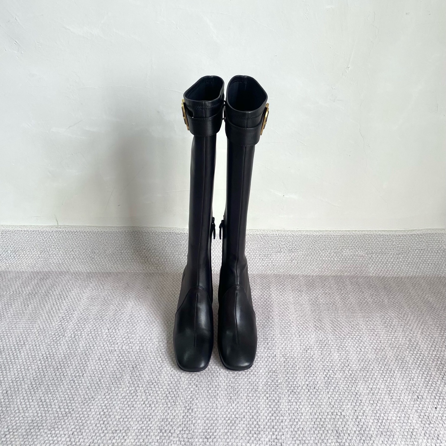 NO:559901,High version MiuMiu*Miu Miu/F026 2025ss autumn and winter catwalk new high-heeled over-the-knee boots and elastic boots. The catwalk model appears on the covers of major fashion magazines. Used by celebrities and Xiaohongshu bloggers. The upper is so stunning that you will not regret it if you close your eyes. The combination is still so versatile (ZP develops shoe styles and details are in place). The upper is customized and imported stretch microfiber. The lining is sheepskin. The sole is imported genuine leather outsole.  Heel height 7.0cm, size 35-39 (40 can be customized and non-refundable!) (full package), boots, miumiu, boots, sheepskin, Leather soles19860909高版本  MiuMiu*缪缪/F026 2025ss秋冬走秀新款高跟过膝长靴弹力靴 走秀款出现在各大时装杂志封面·各路明星、小红书博主着用～上脚尤为惊艳到你的一款闭眼入都是不会后悔·搭配还是那么的百搭（ZP开发鞋型、细节到位） 鞋面定制进口弹力超纤 内里羊皮内里 鞋底意大利进口真皮大底 跟高7.0cm 码数35-39（40可定做不退换！）（全套包装）,靴子,miumiu,boots,sheepskin,Leather soles,Women's Shoes