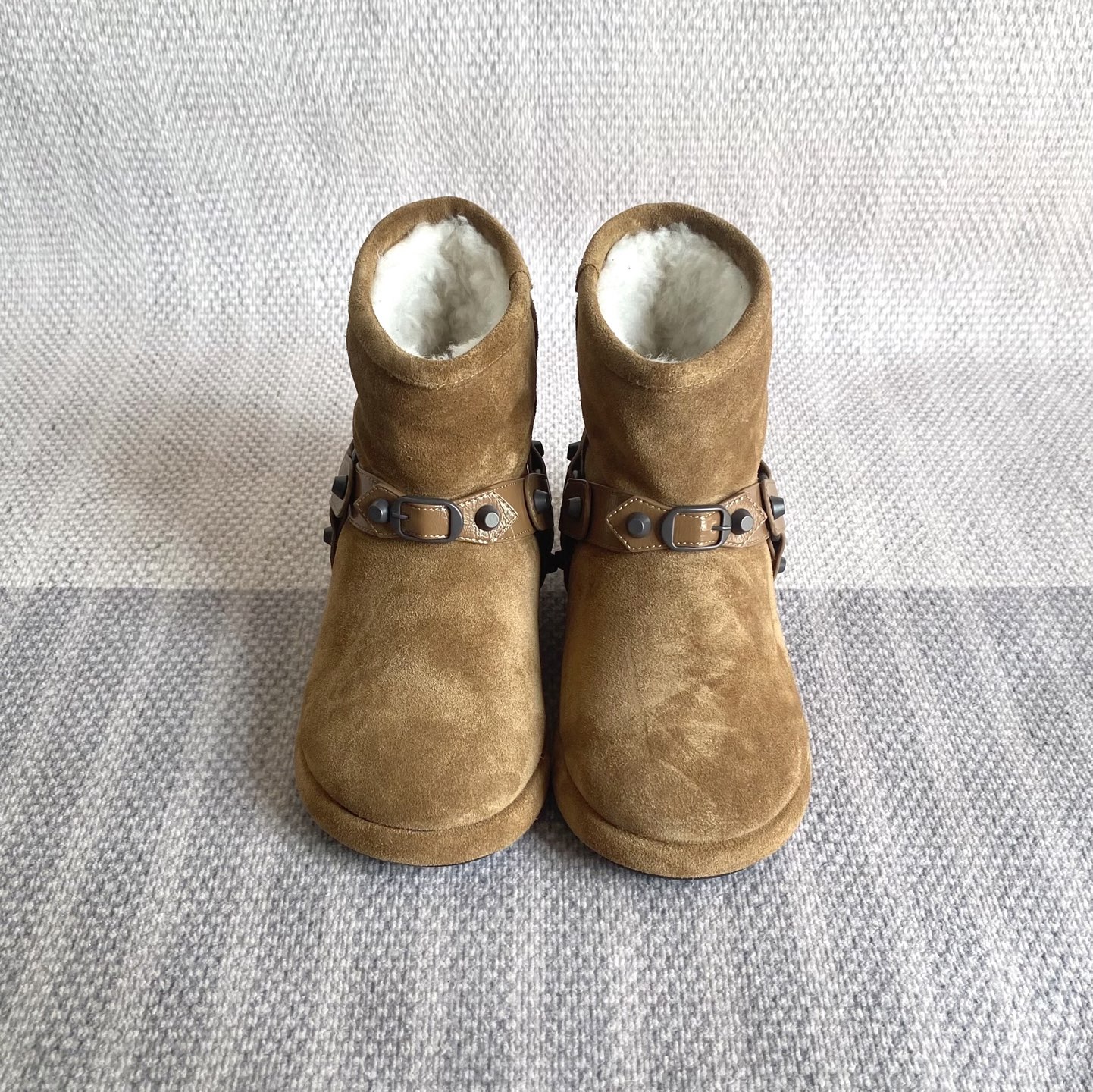 NO:577624,Correct 'BALENCIAGA' '' 25 Autumn and Winter · Snow Boots · One of the indispensables in the cold winter. You will not regret it if you close your eyes. Very comfortable and super comfortable on the feet (ZP customized fabric) Customized imported cashmere for the upper Customized imported sheep wool for the lining ZP outsole Color black, brown, khaki Size 35-39 (full set of packaging), snow boots, balenciaga, boots19860909正确 「BALENCIAGA」「」25秋冬·雪地靴·冬日凛凛不可缺之一闭眼入都是不会后悔·上脚非常舒服超舒服（ZP订制面料） 鞋面定制进口羊绒 内里定制进口绵羊毛 鞋底开模ZP大底 颜色黑、棕、卡其 码数35-39（全套包装）,雪地靴,balenciaga,boots,Women's Shoes