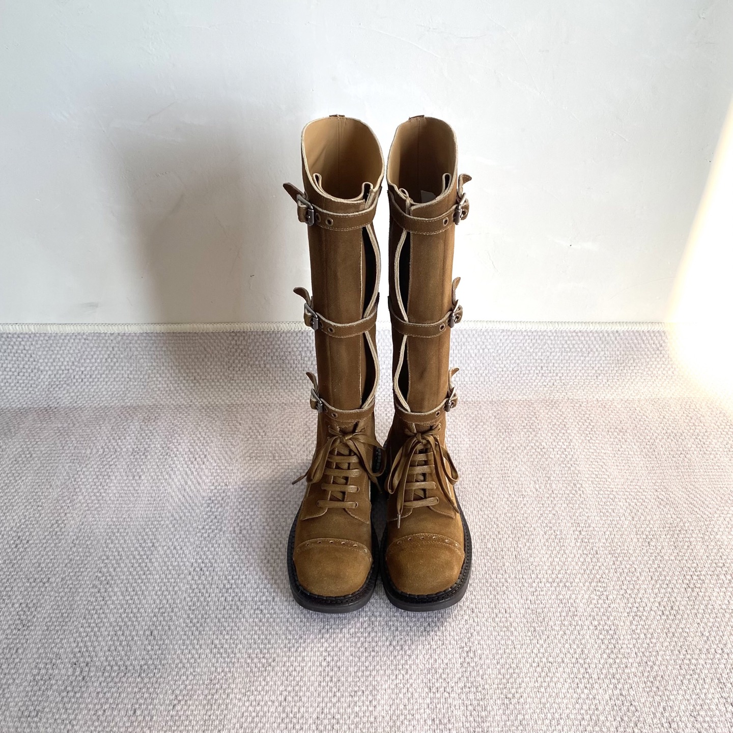 NO:669021,Highly recommended for self-purchasing. The correct version of short and long 'MIU MI*' '  Size 35-39 (40 can be customized and non-refundable) (full set of packaging), boots, miumiu, boots, cowhide19860909强荐自购 正确版短 长 「MIU MI*」「 *」25秋冬·走秀西部废土系列·马丁靴新色走秀频频出现在各大时装杂志封面·各路明星订货会试穿订购舒适标配闭眼入都是不会后悔·搭配还是可咸可甜（ZP开发五金、订制真正对版中大底） 鞋面定制进口小牛皮 鞋底真皮沿条组合大底（正确数据厚底） 颜色驼色 码数35-39 (40可定做不退换)（全套包装）,靴子,miumiu,boots,cowhide,Women's Shoes