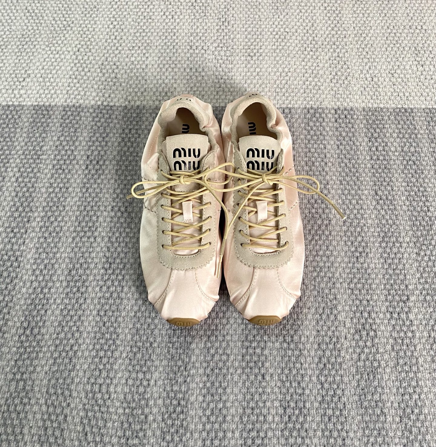 NO:669018,Highly recommended for self-purchasing, the correct and highest version 'MIU MI*' '*' 25 Autumn and Winter · Popular JENNIE same style · Lace-up ballet shoes for JENNIE, Ouyang Nana and Di Di · The elegance and elegance of the rebellious daughter on campus Big goods What you see is what you get Fashionable top students please take your place (ZP develops shoe types, customized colors) Customized imported silk uppers Customized imported sheepskin lining Original outsole  Color black, brown, blue, pink, size 35-39 (full package), ballet shoes, miumiu, sheepskin, real silk19860909强荐自购 正确最高版本 「MIU MI*」「 *」25秋冬·大热JENNIE同款·系带芭蕾舞鞋 JENNIE、欧阳娜娜和娣娣着用 ·校园叛逆千金的优雅婉约 大货所见即所得时髦尖子生请就位啦（ZP开发鞋型、订制颜色） 鞋面定制进口真丝 内里定制进口绵羊皮 鞋底原版大底 颜色黑、棕、蓝、粉 码数35-39（全套包装）,芭蕾舞鞋,miumiu,sheepskin,real silk,Women's Shoes