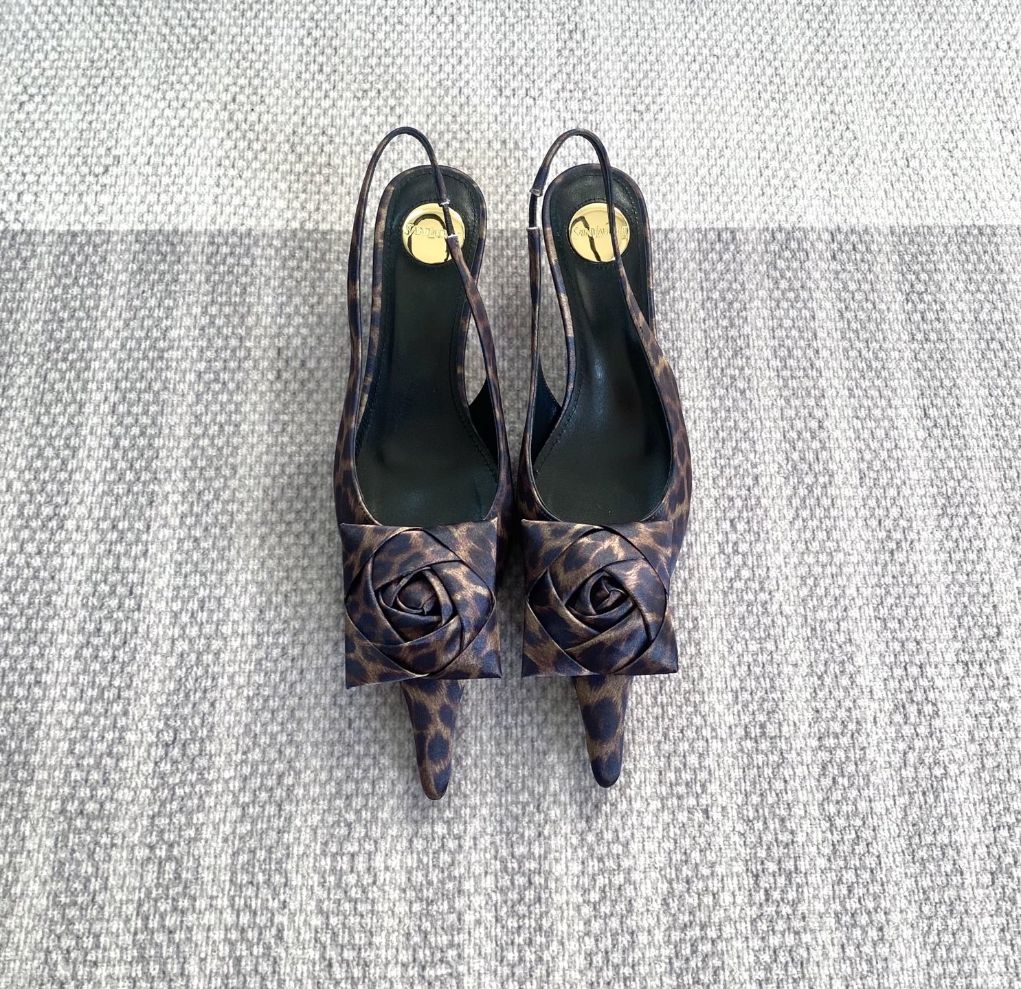 NO:669015,Correct version of the new original flower 'SAINT LAUREN*' '*' 25/hot new high-heeled shoes in autumn and winter!  5cm standard height, a must-have for vacation, comfortable and lightweight·Fried chicken woman on the feet·(z products are perfectly customized for the whole body) New last type, multiple comparisons, the difference between pictures and goods on the market Customized imported calfskin/silk uppers, imported sheepskin lining, imported genuine leather outsole, 5cm heel height, black, leopard print, code number 35-39 (full package), high-heeled sandals, saint laurent, sandals, high  heels,cowhide,sheepskin,real silk,Leather soles19860909正确版全新原版花 「SAINT LAUREN*」「 *」25/秋冬大热全新高跟鞋！5cm标准高度度假必备舒适又轻便·上脚炒鸡女人·（z品全身定制完美一致）全新楦型多对比市面上看图做货的区别哈 鞋面定制进口小牛皮/真丝 内里进口绵羊皮 鞋底进口真皮大底 跟高5cm 颜色黑、豹纹 码数35-39（全套包装）,高跟鞋凉鞋,saint laurent,sandals,high heels,cowhide,sheepskin,real silk,Leather soles,Women's Shoes