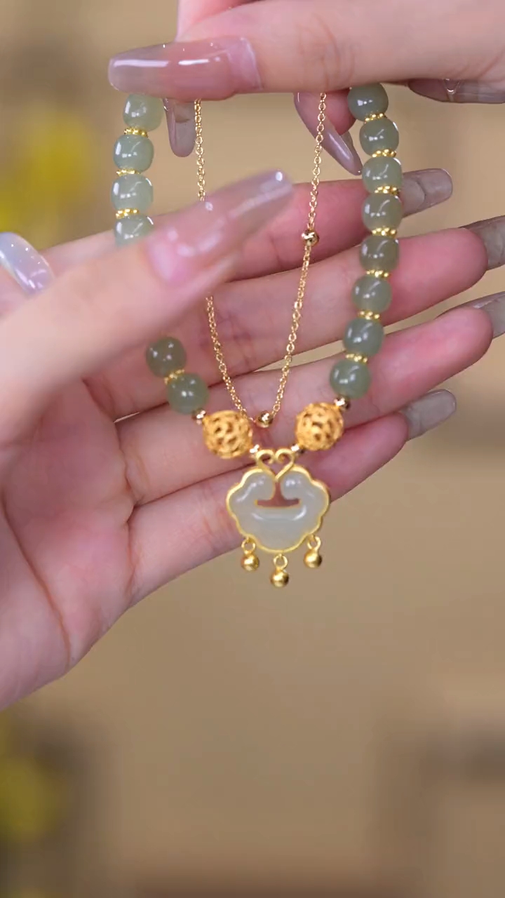 姐妹们,这么好看的手链,我一次性囤了十串姐妹们,这款玉石色的手串颜值爆表