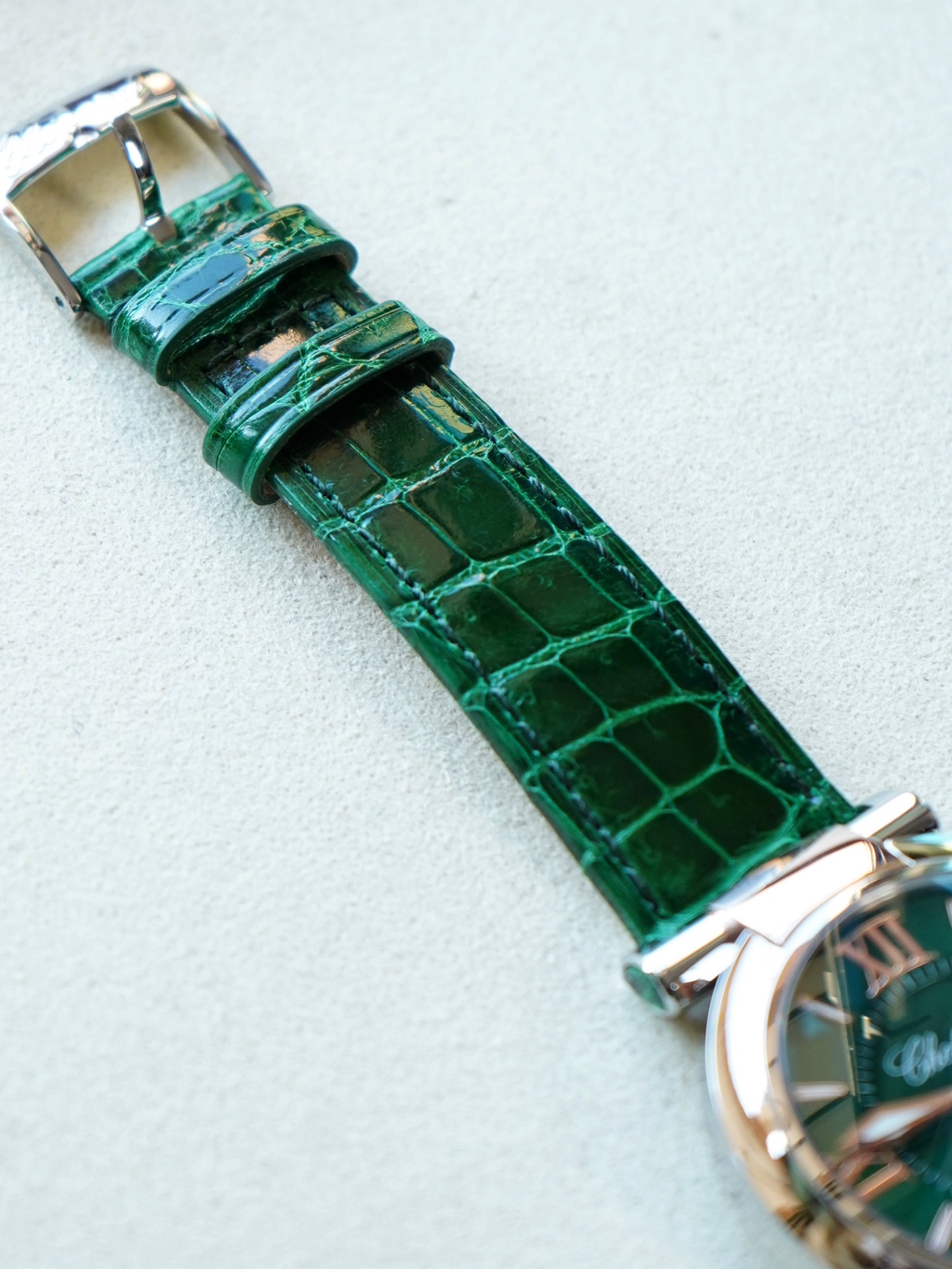 NO:393231,Imported American crocodile leather, delicate and smooth, clear and neat texture, American crocodile has no pores, the poreless leather has good softness and gloss, and the flesh between bamboo joints is very strong. Many first-tier leather goods are preferred for American crocodile leather bags, such as Hermes platinum bags, which show their value and superiority, hermes, crocodile skin19860909进口美洲鳄鱼皮 质细腻光滑 纹理清晰而且整齐 美洲鳄是没有气孔的 无气孔的皮料柔软度和光泽度都很好 竹节与竹节之间的肉感很强 很多一线大牌皮具都优选美洲鳄鱼皮做包 比如爱马仕铂金包 可见其价值和优越性,,hermes,crocodile skin,Watch