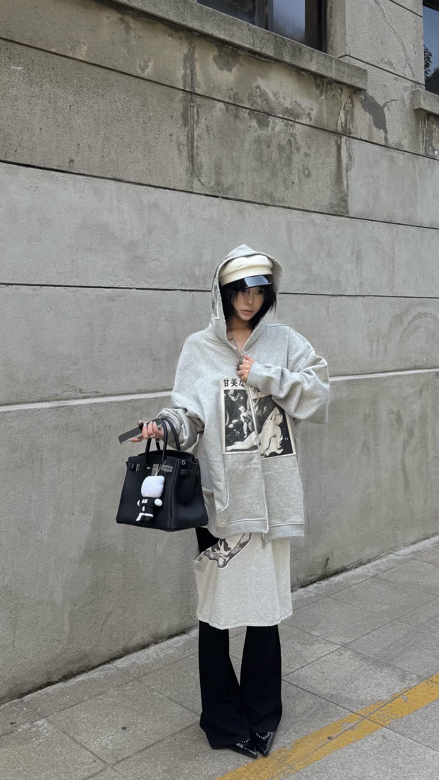 🧸ERD25ss"降伏"日文爱丽丝花灰拉链贴布帽衫忧郁的富二代开衫外套P193
款号：666
码数：1码 2码 3码
颜色：正确做旧灰色

定纺100%棉500克麻灰鱼鳞毛圈面料我们的布都是裁之前水洗过一遍 确保不会缩水洗后的克重达到520克
定织细针全棉华夫格里衬 
定染米白色为了这个内衬的米白都染了3遍

贴布也是定染的100%棉雪花灰底布
印花都是透气无胶感的水浆印花
并且这个印花是可以透到可以透出底布的雪花灰！
定制开模拉链 刻字清晰且有一点做旧感
成衣柔软水洗 使其整体厚重且柔软 并且贴布边缘有自然褶皱！
水洗过后衣服内里还得拆卸一遍 清理掉多余毛絮
我也是为了做这个华夫格内里剪了内里一块布 结果发现YB里面都是毛絮不过想想老美的东西有这种情况也不奇怪了
真的都是一些隐藏的看不到的成本但是我还是会不惜成本的去做
OS版型 男女胖瘦随意驾驭