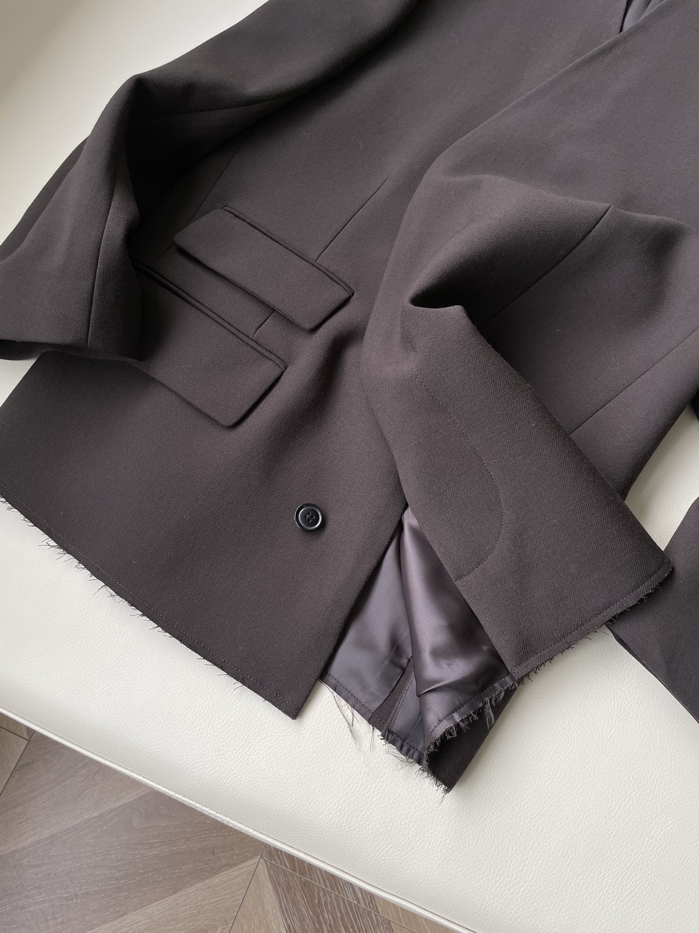 MM6 Dark Morphine Wool Suit: Innovative Design with Architectural Details and High Comfort - 图片 4